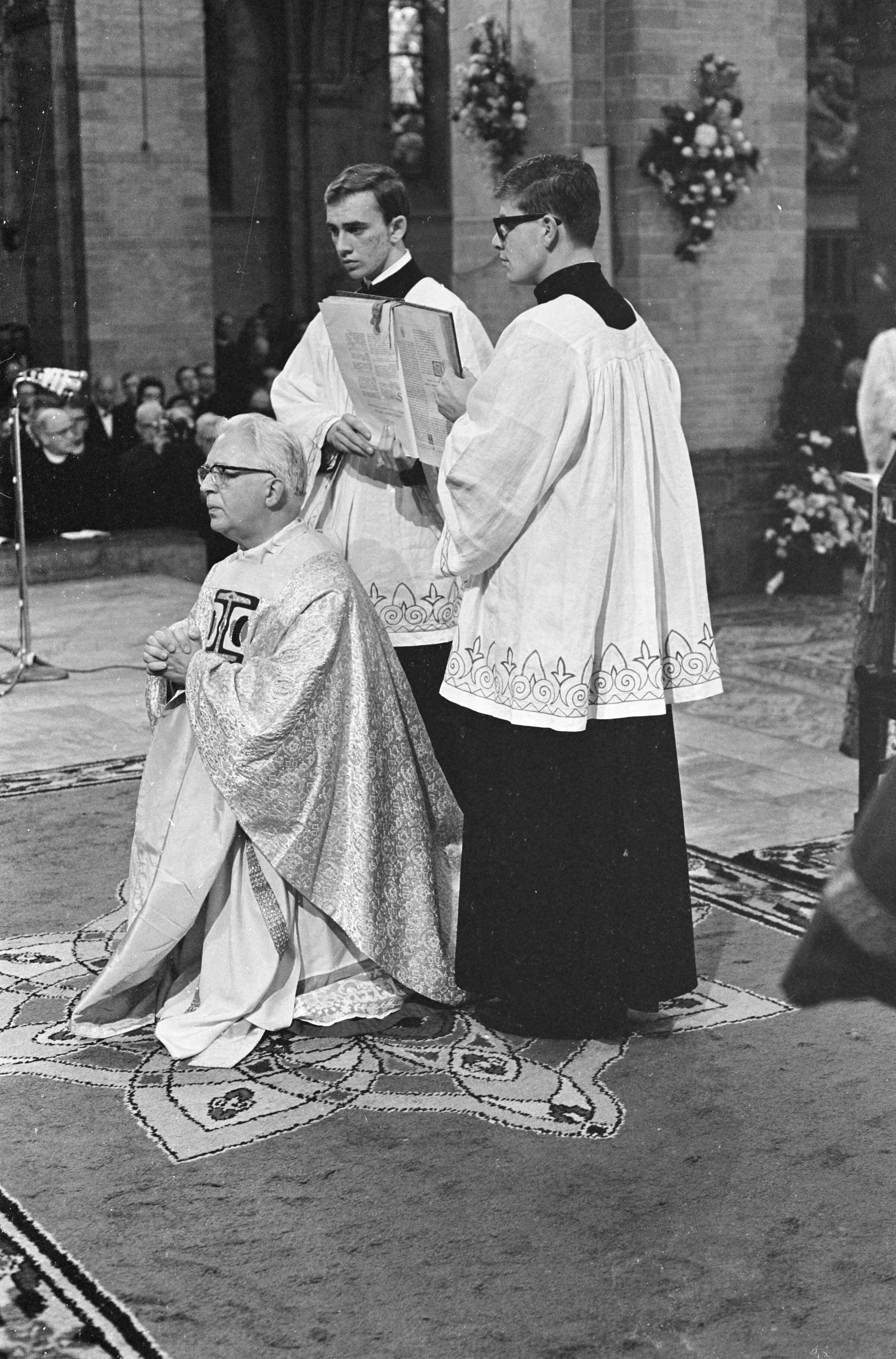 Bisschopswijding van mgr. drs. Th.N.J. Zwartkruis in St. Bavo te Haarlem — Bisschop mgr. drs. Zwartkruis tijdens de inwijding — Foto: Fotograaf Onbekend / Anefo. Licentie: Set B: Rechtenvrij / Publiek Domein. Bron: Nationaal Archief. http://hdl.handle.net/10648/ab0152c6-d0b4-102d-bcf8-003048976d84