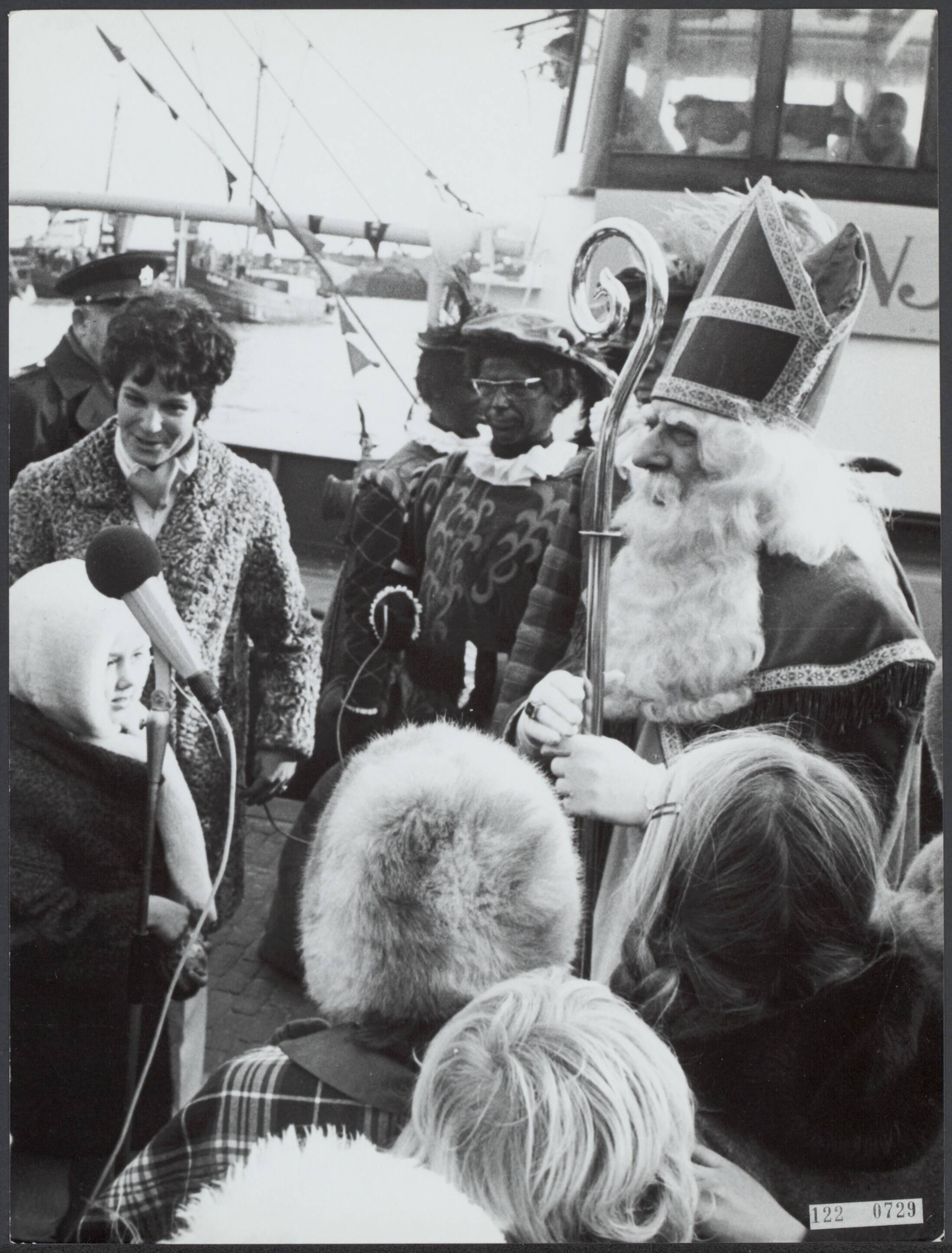 Folklore / Volksgebruiken — St. Nicolaas met Mies Bouwman tijdens zijn aankomst in Volendam — Foto: Verhoeff, Bert / Anefo. Licentie: Set B: Rechtenvrij / Publiek Domein. Bron: Nationaal Archief. http://hdl.handle.net/10648/af2bb90e-d0b4-102d-bcf8-003048976d84
