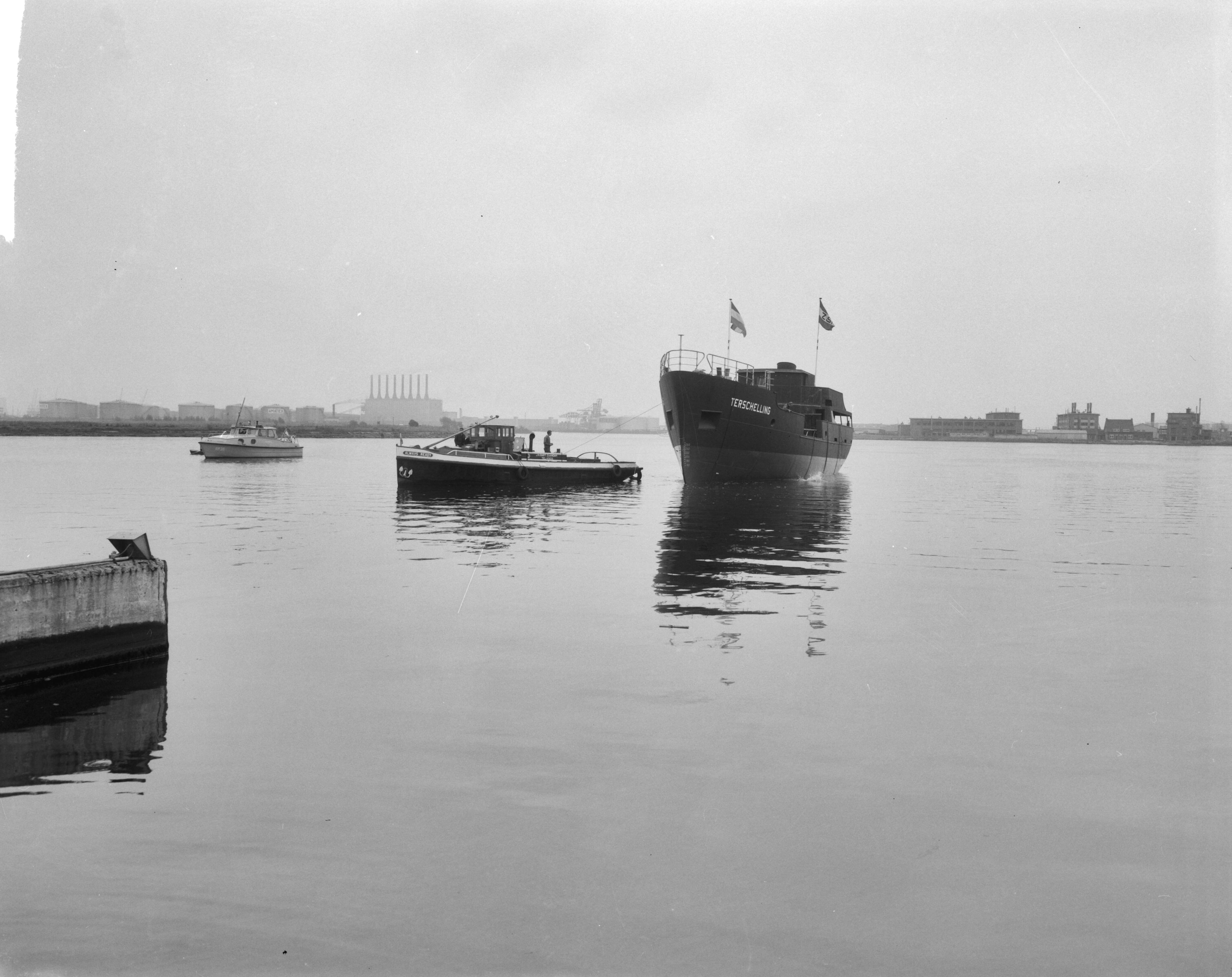 Tewaterlating betonningsvaartuig "Terschelling" — Tewaterlating betonningsvaartuig "Terschelling" op de scheepswerf Achtersluispolder van de Zaanlandse Scheepsbouw Maatschappij (Z.S.M.) — Foto: Bilsen, Joop van / Anefo. Licentie: Set B: Rechtenvrij / Publiek Domein. Bron: Nationaal Archief. http://hdl.handle.net/10648/aa4668b2-d0b4-102d-bcf8-003048976d84