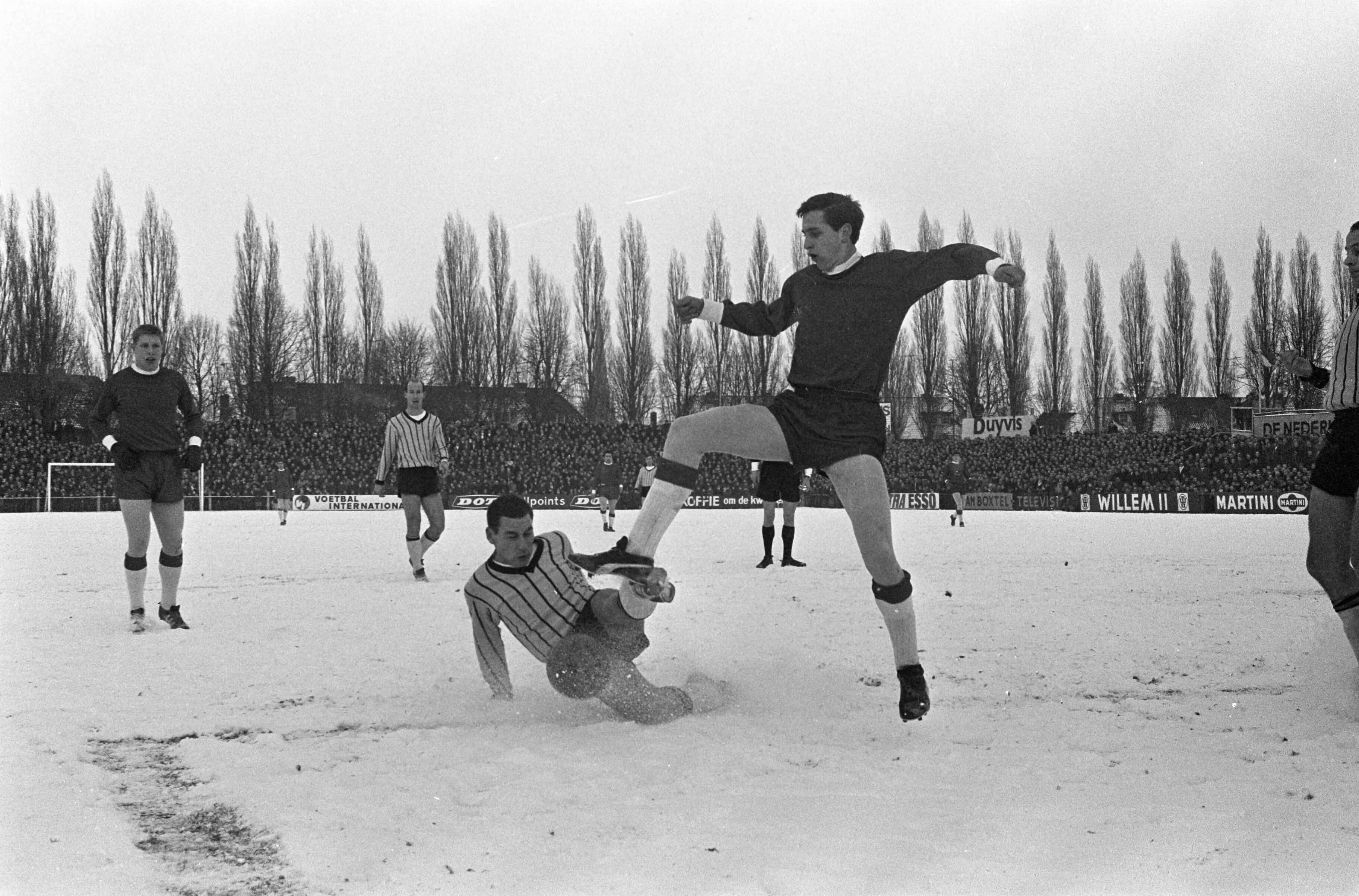 Fotocollectie Anefo — NAC tegen Ajax 0-1, Johan Cruijff in duel met Van Gorp — Foto: Koch, Eric / Anefo. Licentie: Set B: Rechtenvrij / Publiek Domein. Bron: Nationaal Archief. http://hdl.handle.net/10648/ab0b36ce-d0b4-102d-bcf8-003048976d84