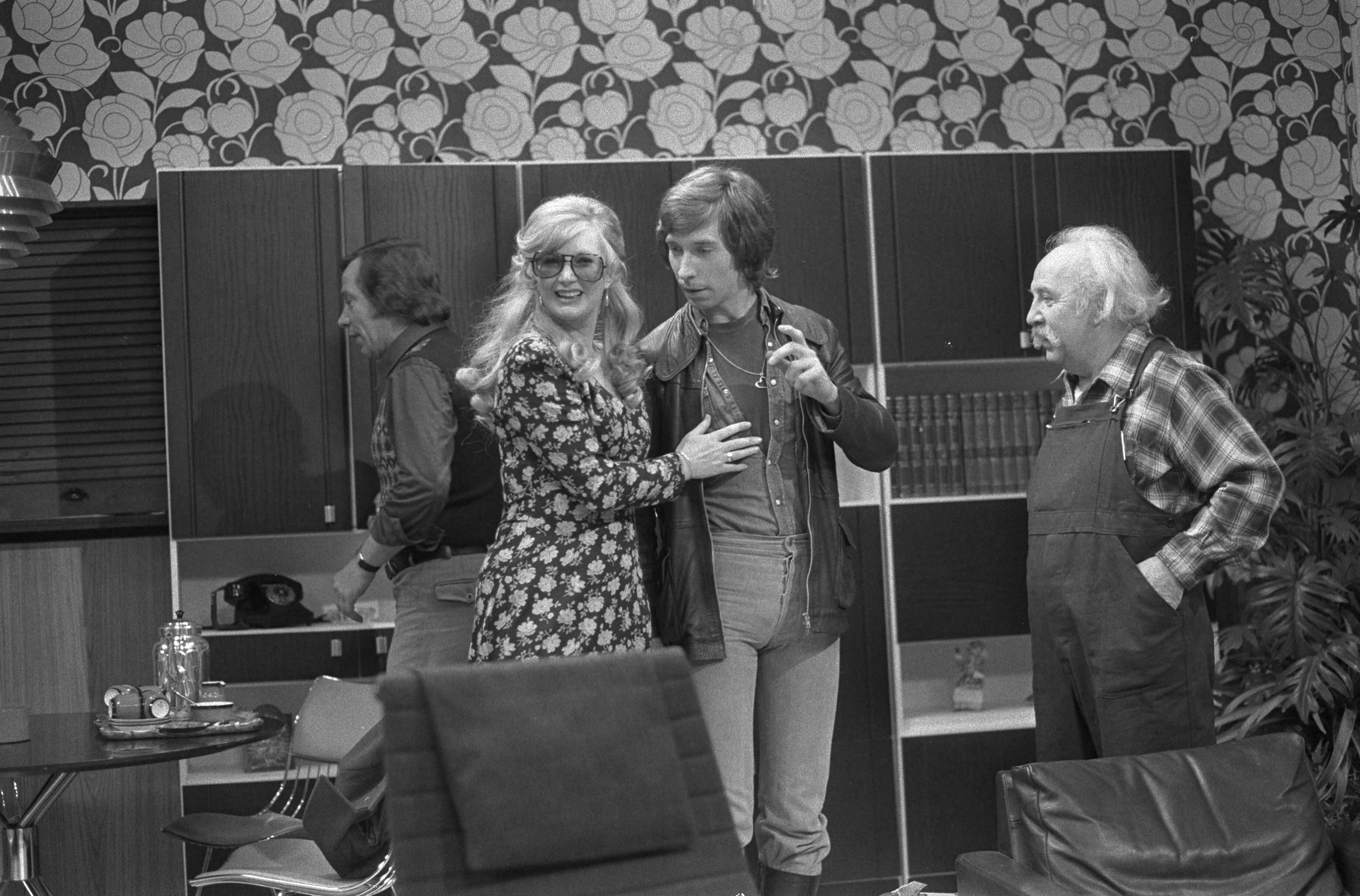 Opname van de serie "Citroentje met suiker" van de KRO — Piet Römer, Adèle Bloemendaal, debuterende zoon Han Römer en Lex Goudsmit tijdens de opnamen — Foto: Fotograaf Onbekend / Anefo. Licentie: Set B: Rechtenvrij / Publiek Domein. Bron: Nationaal Archief. http://hdl.handle.net/10648/ac41a56e-d0b4-102d-bcf8-003048976d84