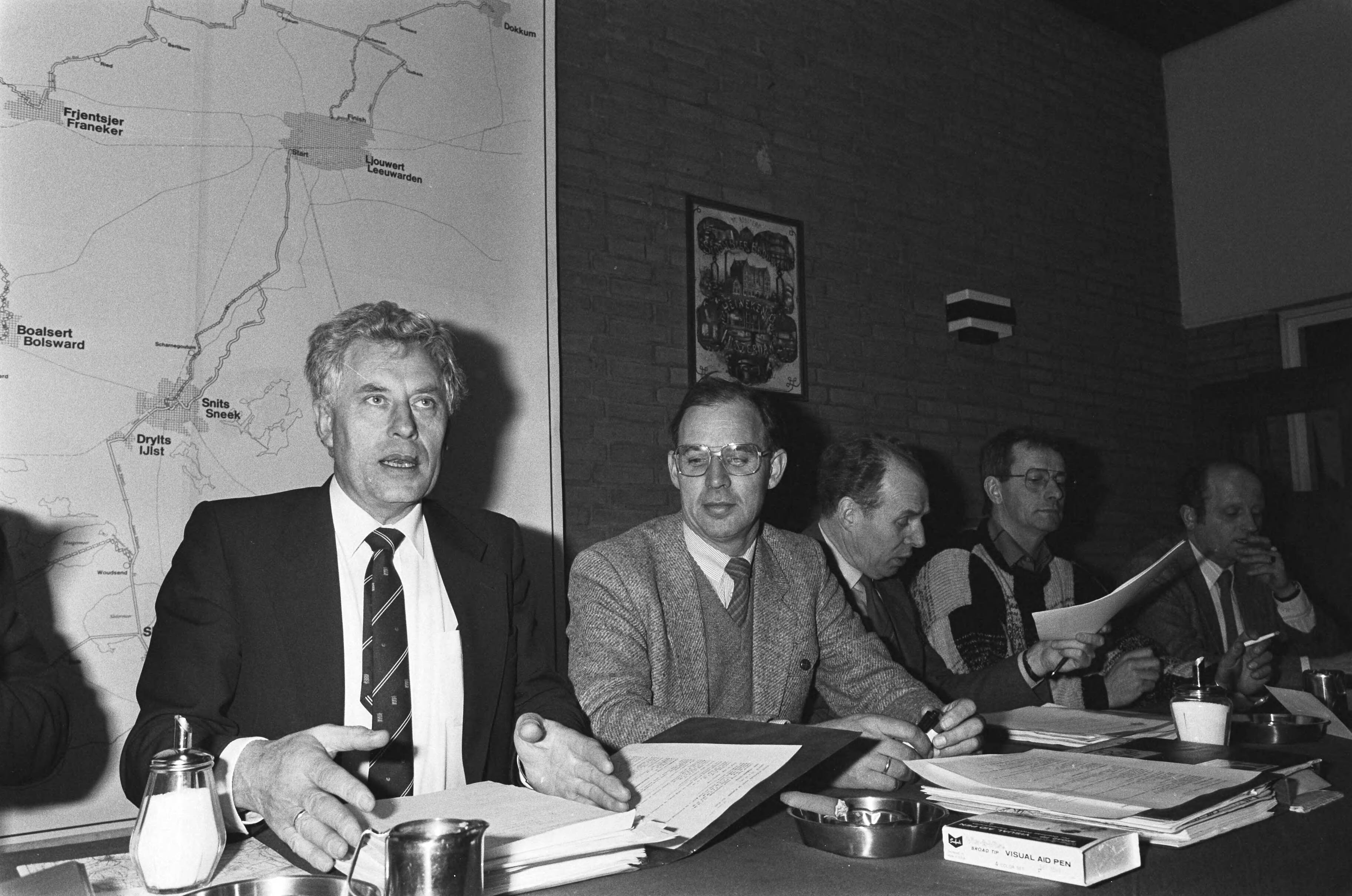 Elfstedentocht 1986 — In verband met het al of niet doorgaan van de Elfstedentocht vergaderen voorzitter Sipkema en ijsmeester Kroes met de rayonhoofden in Leeuwarden — Foto: Croes, Rob C. / Anefo. Licentie: Set B: Rechtenvrij / Publiek Domein. Bron: Nationaal Archief. http://hdl.handle.net/10648/ad500eb4-d0b4-102d-bcf8-003048976d84