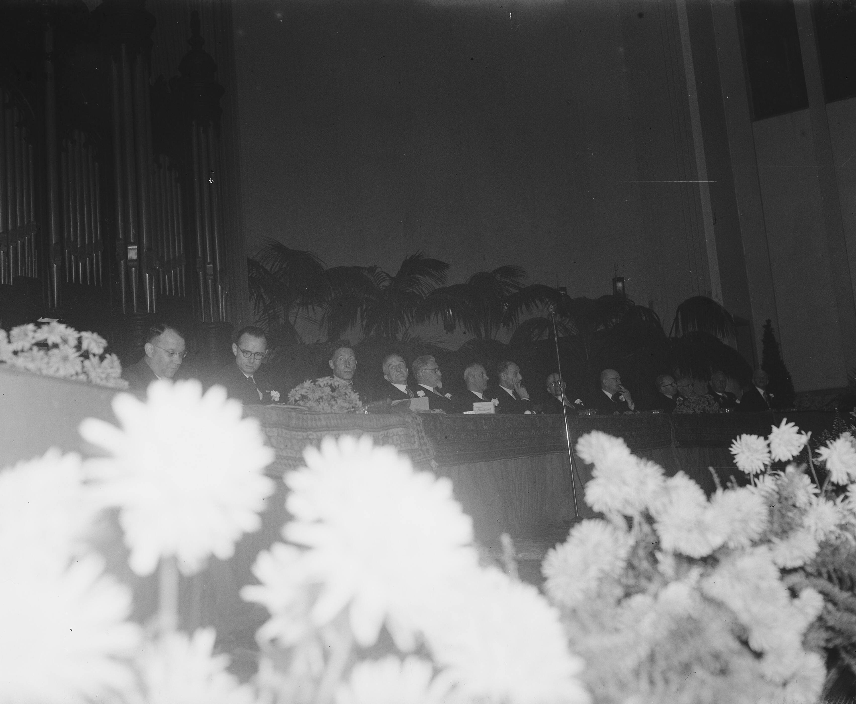 Fotocollectie Anefo — Congres van de Koninklijke Nederlandse Middenstandsbond in de Concertzaal te Haarlem. Bestuur — Foto: Merk, Ben / Anefo. Licentie: Set B: Rechtenvrij / Publiek Domein. Bron: Nationaal Archief. http://hdl.handle.net/10648/a8bcea70-d0b4-102d-bcf8-003048976d84