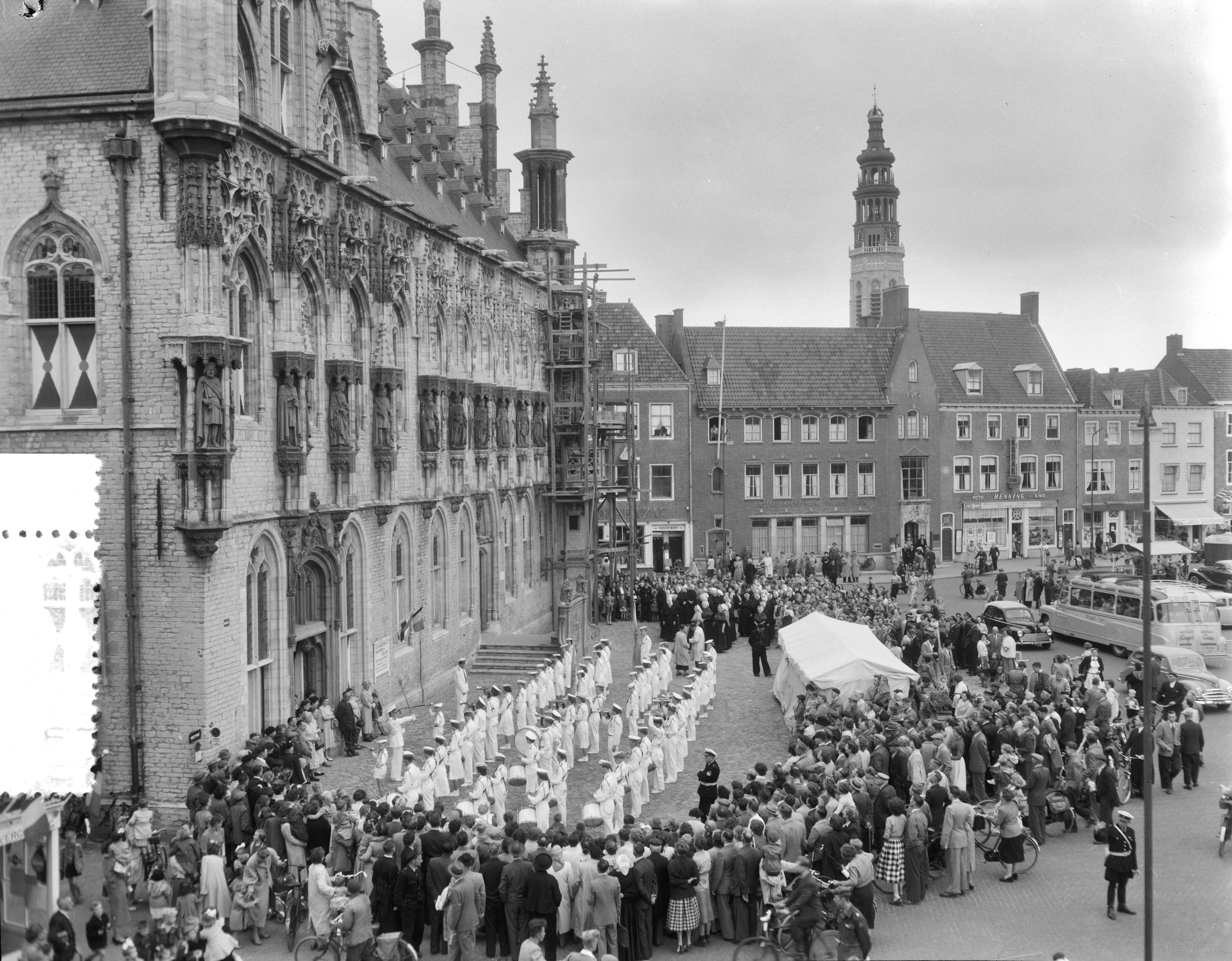 Fotocollectie Anefo — Middelburg, serenade voor stadhuis — Foto: Duinen, G.W. van / Anefo. Licentie: Set B: Rechtenvrij / Publiek Domein. Bron: Nationaal Archief. http://hdl.handle.net/10648/a923d118-d0b4-102d-bcf8-003048976d84
