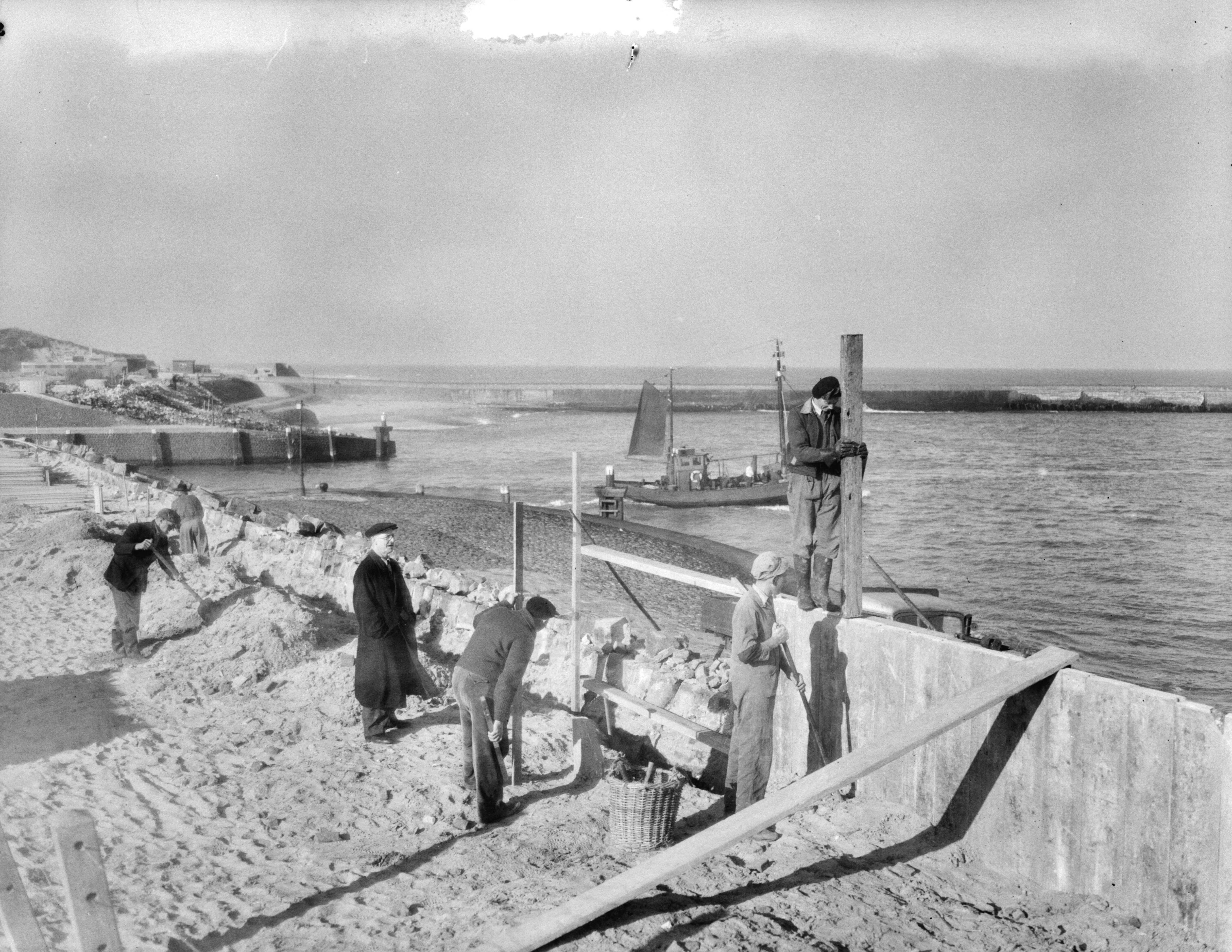 Fotocollectie Anefo — Scheveningen. Reparatie aan kustwerken — Foto: Duinen, G.W. van / Anefo. Licentie: Set B: Rechtenvrij / Publiek Domein. Bron: Nationaal Archief. http://hdl.handle.net/10648/a90a941e-d0b4-102d-bcf8-003048976d84