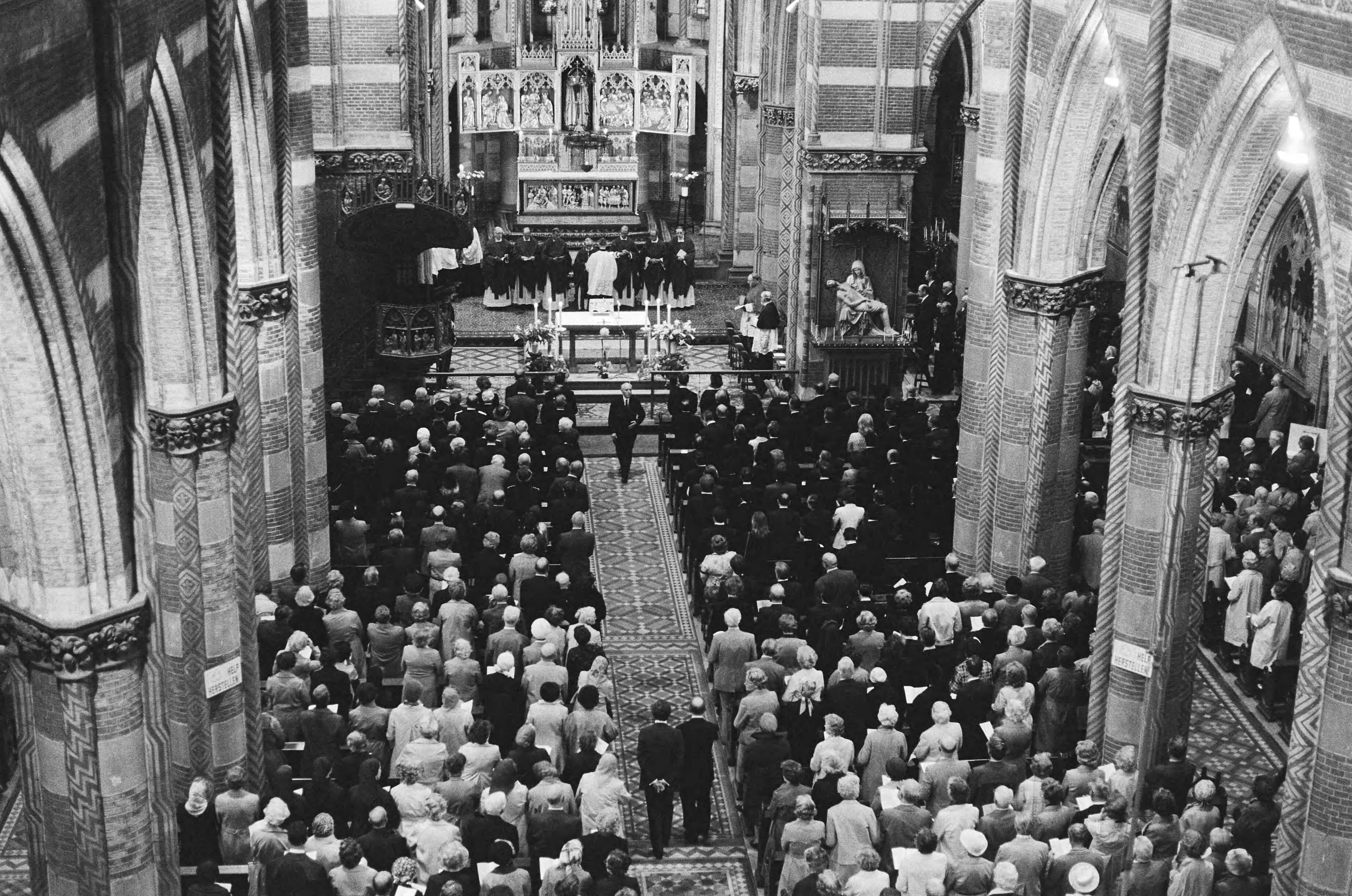 Fotocollectie Anefo — Landelijke requiemmis voor paus Paulus in Den Haag ; overzichten tijdens de mis — Foto: Verhoeff, Bert / Anefo. Licentie: Set B: Rechtenvrij / Publiek Domein. Bron: Nationaal Archief. http://hdl.handle.net/10648/acba3ac4-d0b4-102d-bcf8-003048976d84