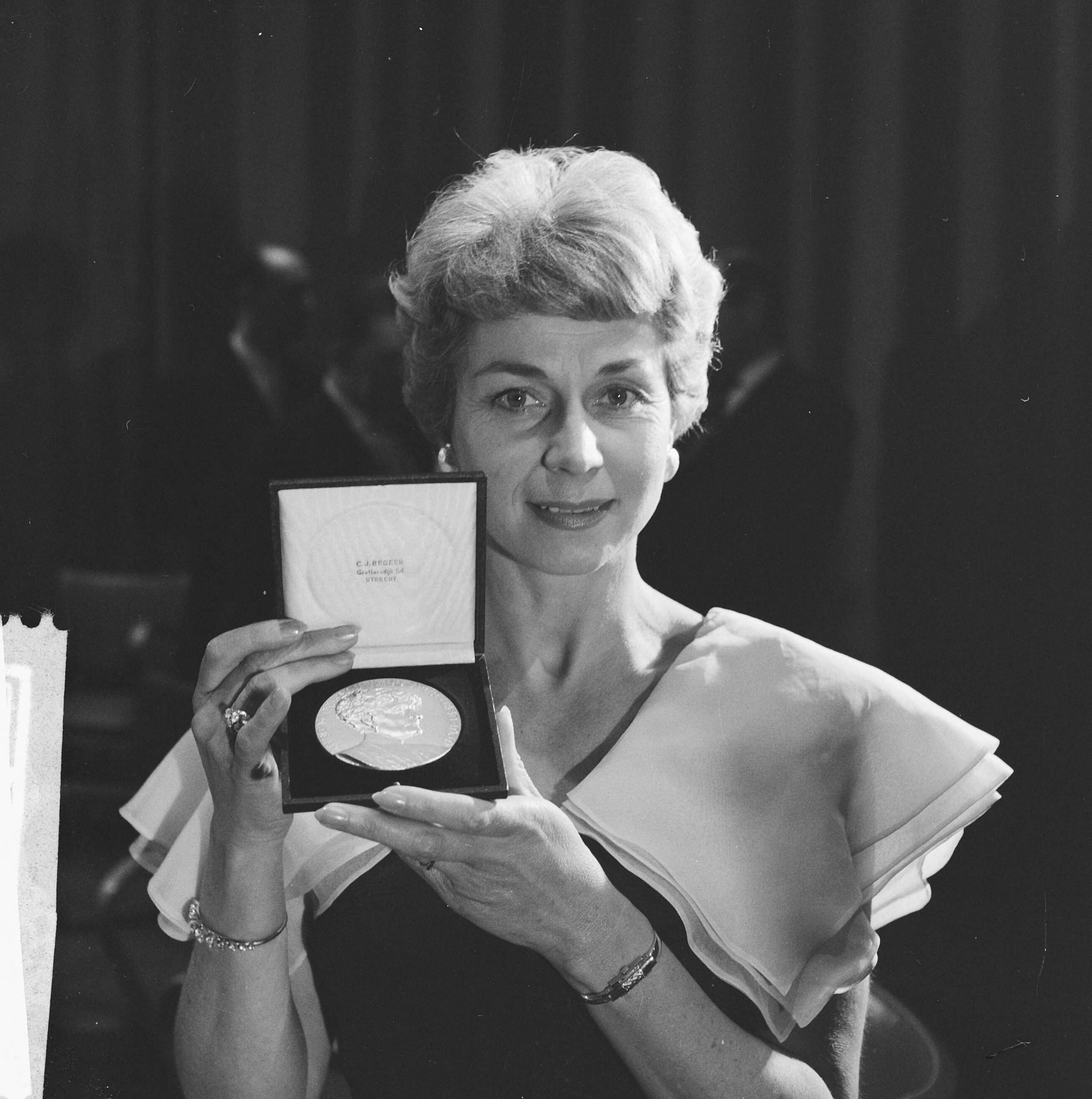 Fotocollectie Anefo — Jaarlijkse toneelprijzen uitgereikt in Leeuwarden. Theo d'Or voor Anny de Lange — Foto: Nijs, Jac. de / Anefo. Licentie: Set B: Rechtenvrij / Publiek Domein. Bron: Nationaal Archief. http://hdl.handle.net/10648/aa0b2554-d0b4-102d-bcf8-003048976d84