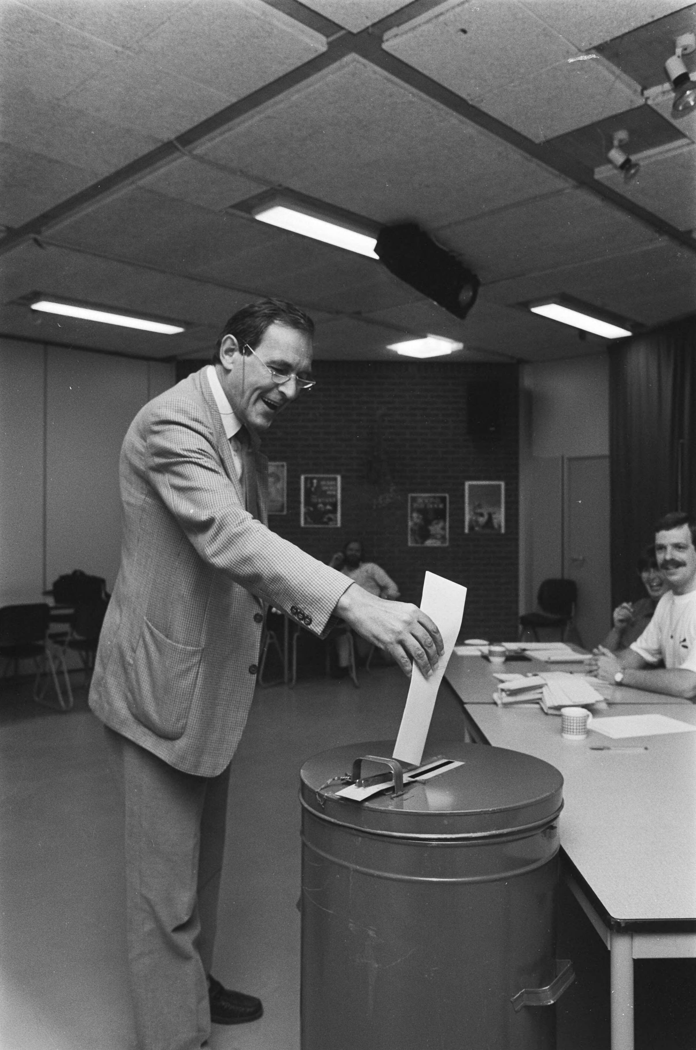 Fotocollectie Anefo — Voor het eerste Provinciale Statenverkiezingen in de nieuwe provincie Flevoland; burgemeester Lammers van Almere stemt — Foto: Croes, Rob C. / Anefo. Licentie: Set B: Rechtenvrij / Publiek Domein. Bron: Nationaal Archief. http://hdl.handle.net/10648/ad4a8b56-d0b4-102d-bcf8-003048976d84
