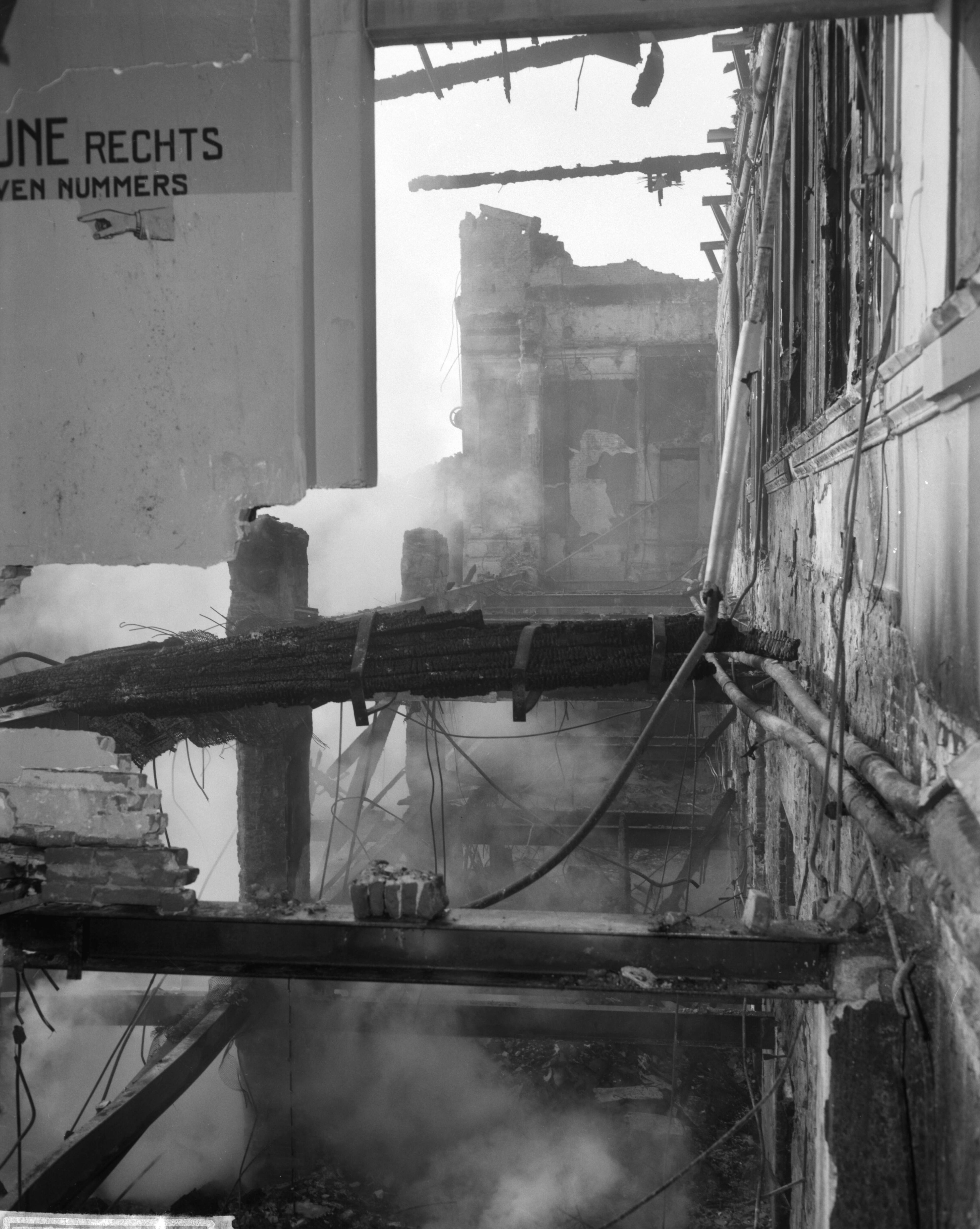 Fotocollectie Anefo — Gebouw voor Kunsten en Wetenschappen in Den Haag na de brand — Foto: Bilsen, Joop van / Anefo. Licentie: Set B: Rechtenvrij / Publiek Domein. Bron: Nationaal Archief. http://hdl.handle.net/10648/aa89951a-d0b4-102d-bcf8-003048976d84
