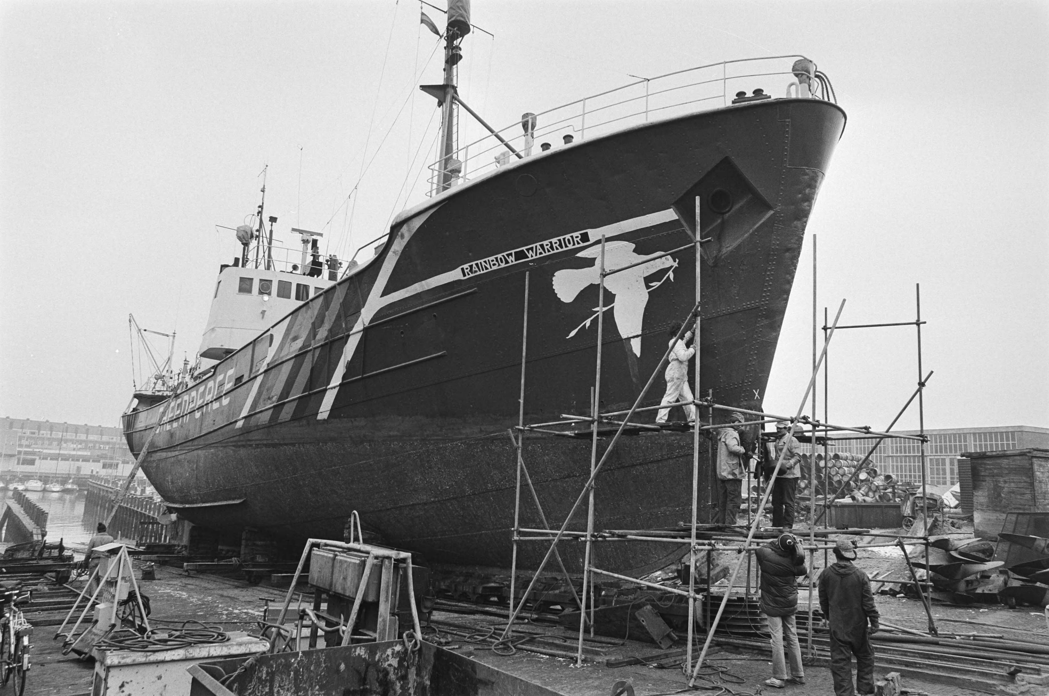 Fotocollectie Anefo — Greenpeaceschip, de Rainbow Warrior wordt op scheepswerf in Scheveningen klaargemaakt voor tocht naar IJsvelden bij New Foundland — Foto: Antonisse, Marcel / Anefo. Licentie: Set B: Rechtenvrij / Publiek Domein. Bron: Nationaal Archief. http://hdl.handle.net/10648/acf5cecc-d0b4-102d-bcf8-003048976d84