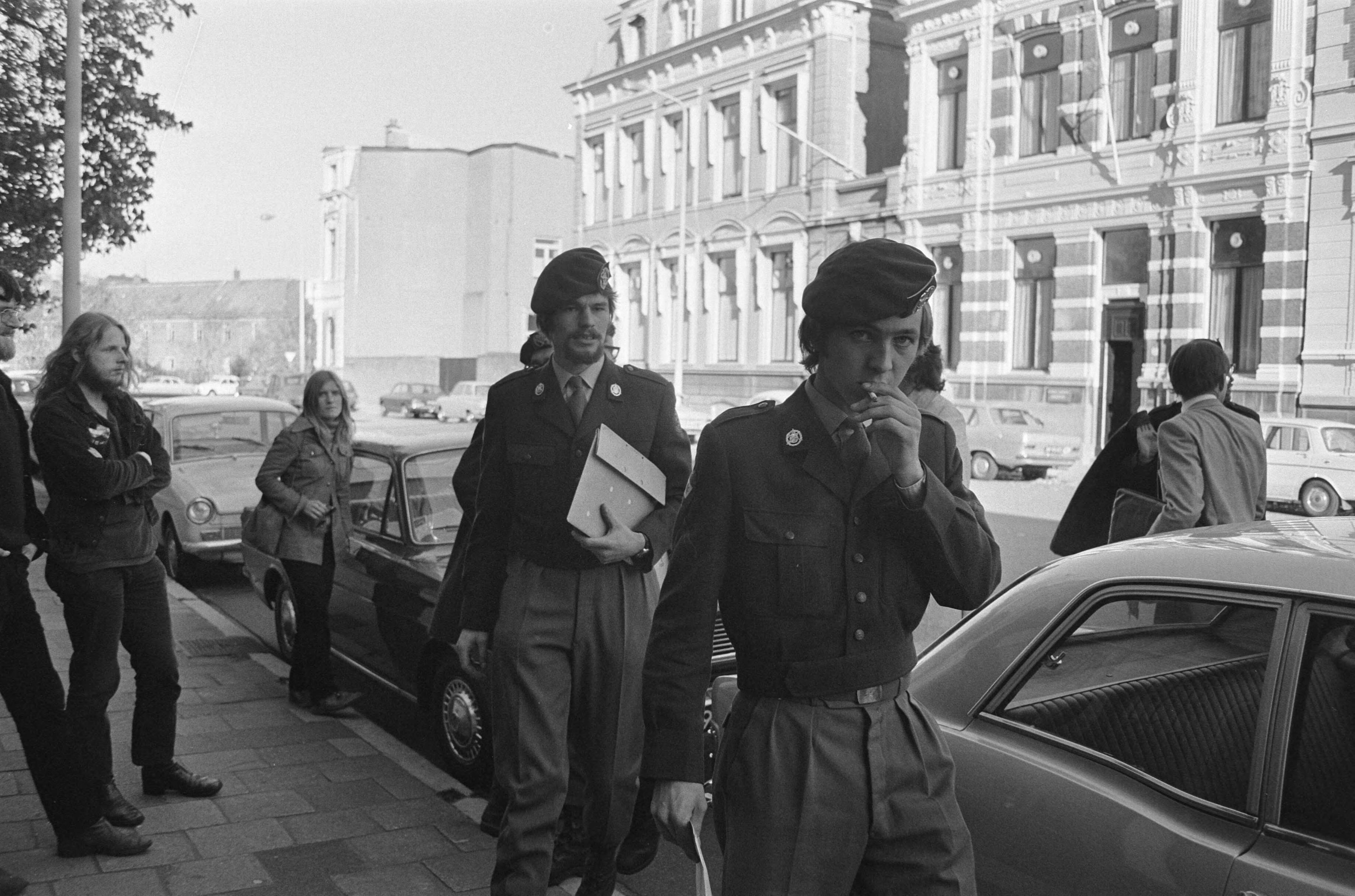 Fotocollectie Anefo — Hoog Militair Gerechtshof behandelt hoger beroep van leden VVDM Den Haag , demonstranten voor gerechtshof — Foto: Peters, Hans / Anefo. Licentie: Set B: Rechtenvrij / Publiek Domein. Bron: Nationaal Archief. http://hdl.handle.net/10648/abd4e23a-d0b4-102d-bcf8-003048976d84