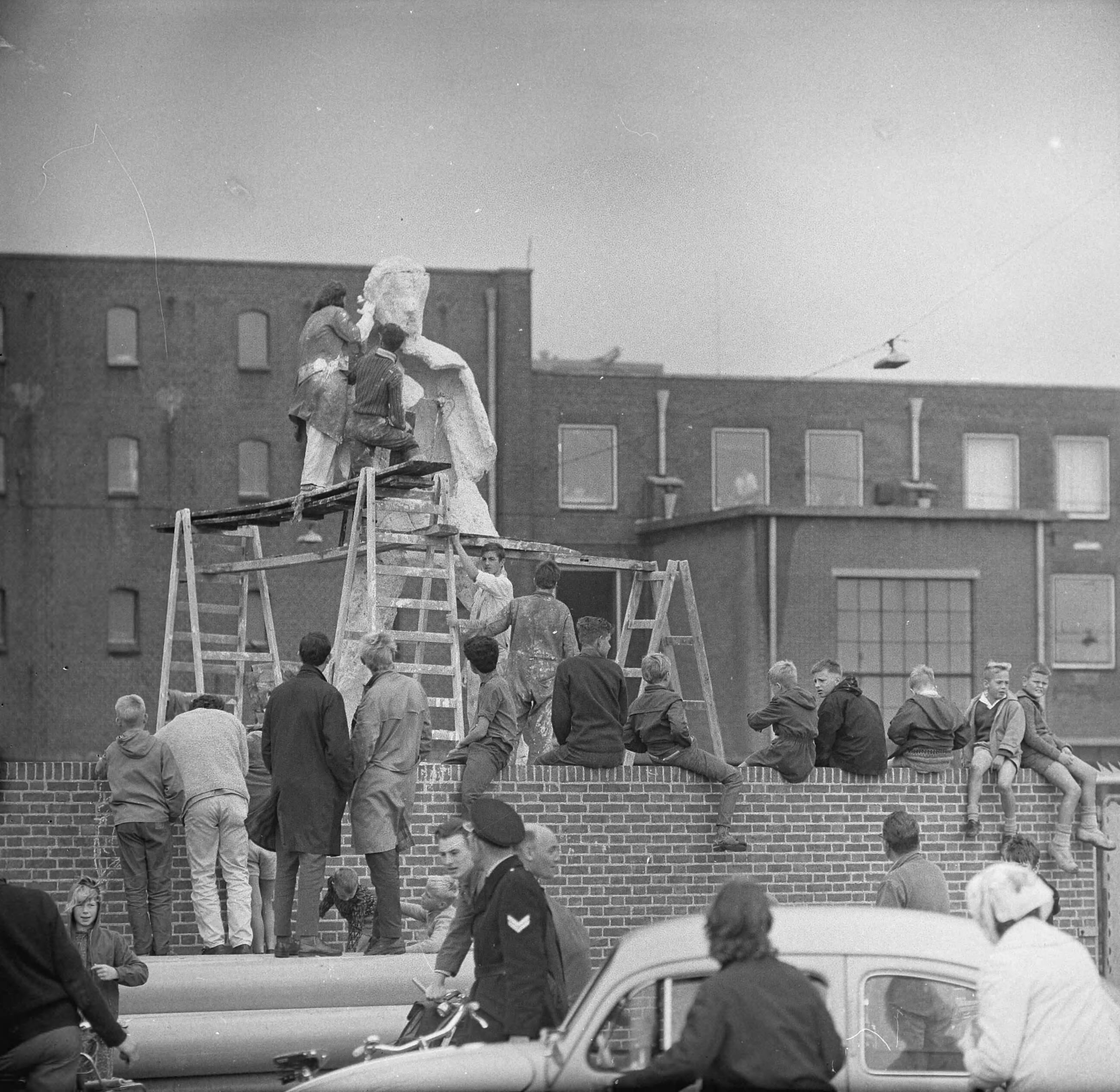 Drama bij een beeld in Zaandam van beeldhouwer Slavomir Militic — Drama om beeld in Zaandam van beeldhouwer Slavomir Miletic. Militic legt de laatste hand aan gipsen beeld — Foto: Nijs, Jac. de / Anefo. Licentie: Set B: Rechtenvrij / Publiek Domein. Bron: Nationaal Archief. http://hdl.handle.net/10648/aa3b22ea-d0b4-102d-bcf8-003048976d84