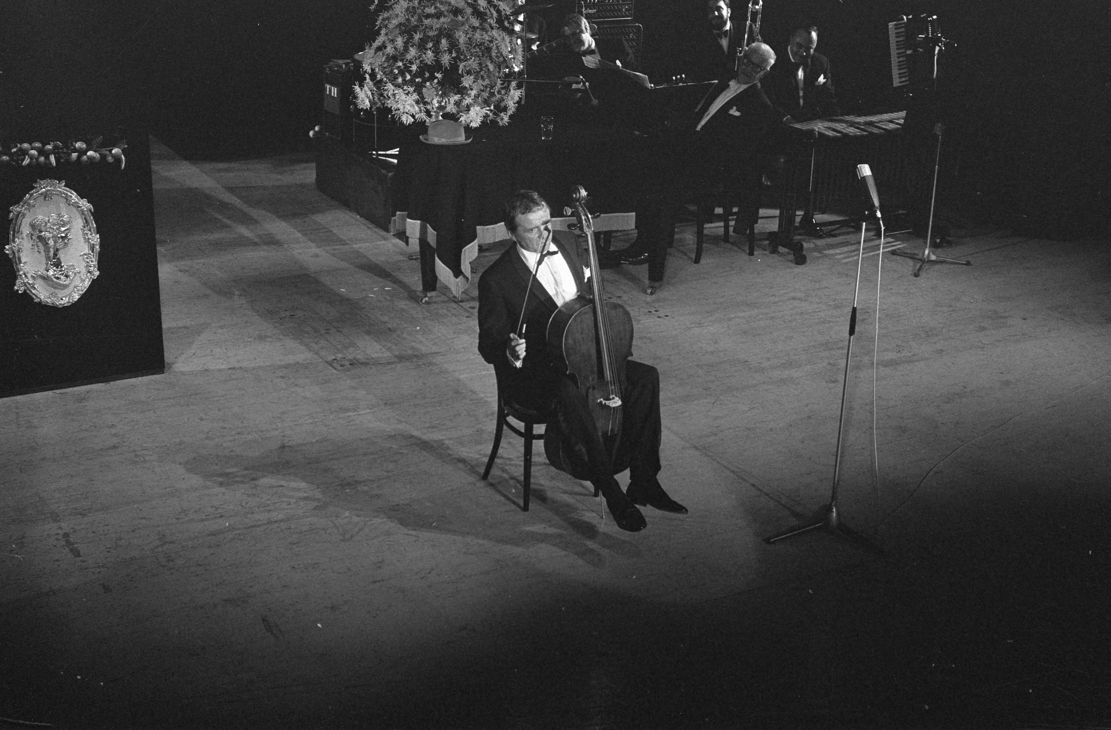 Gala première Toon Hermans te Maastricht — Toon Hermans in zijn show — Foto: Fotograaf Onbekend / Anefo. Licentie: Set B: Rechtenvrij / Publiek Domein. Bron: Nationaal Archief. http://hdl.handle.net/10648/ab49e4be-d0b4-102d-bcf8-003048976d84