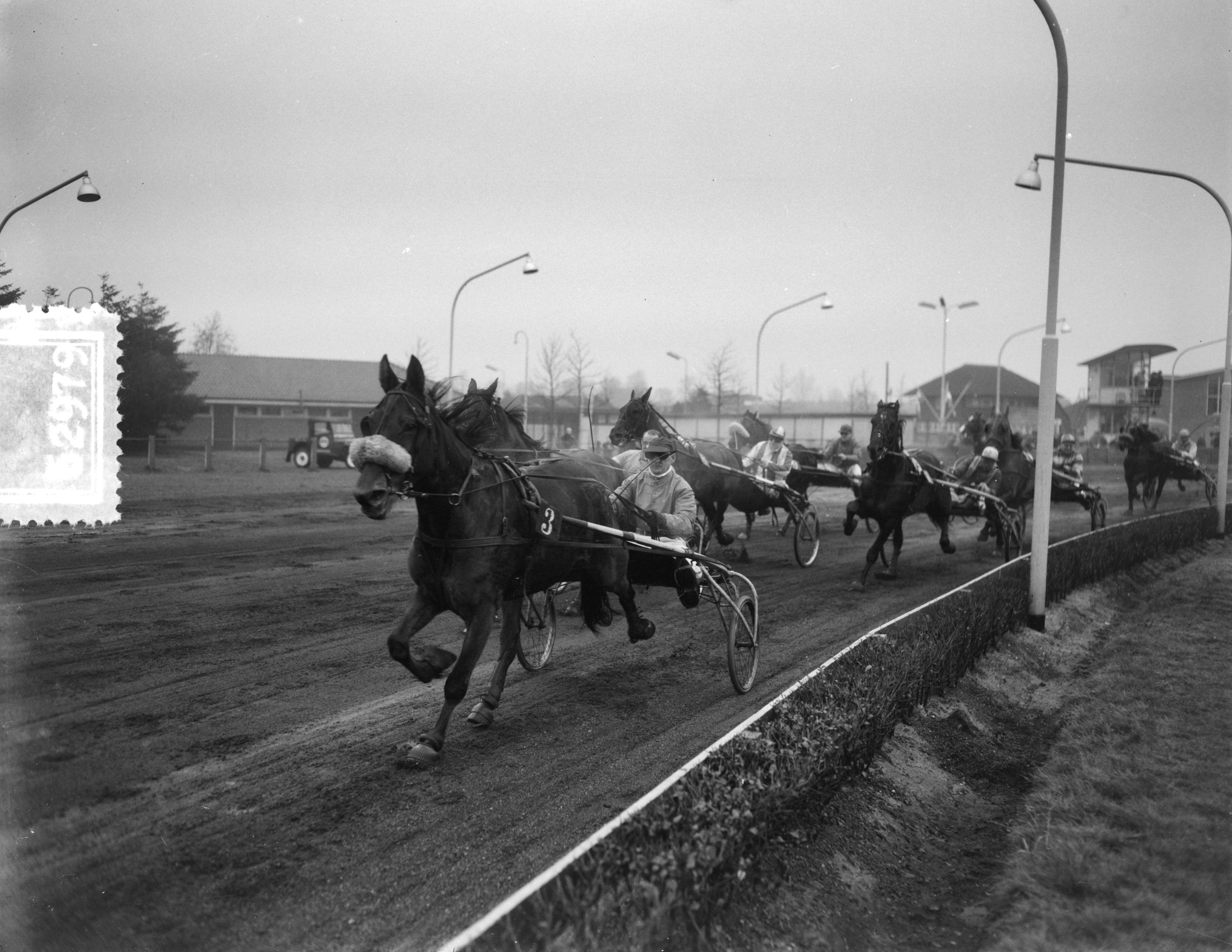 Fotocollectie Anefo — Paardencourses Hilversum — Foto: Duinen, G.W. van / Anefo. Licentie: Set B: Rechtenvrij / Publiek Domein. Bron: Nationaal Archief. http://hdl.handle.net/10648/a91cdcf0-d0b4-102d-bcf8-003048976d84