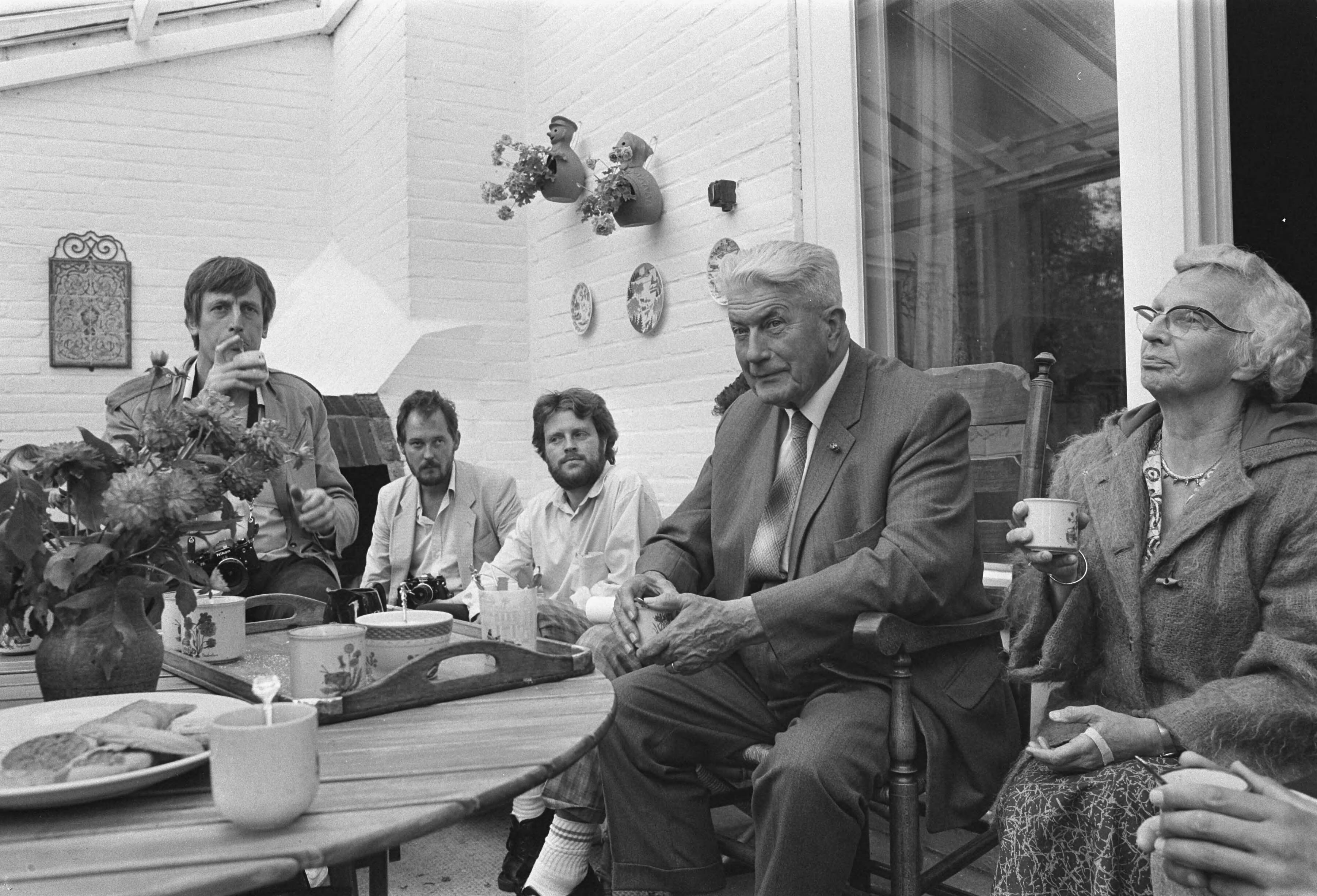 Fotocollectie Anefo — Ex RSV topman de Vries nodigt pers op de koffie in zijn villa in Vinkeveen, waarvan de veiling niet door zal gaan de pers op de koffie in villa van de Vries in — Foto: Gerrits, Roland / Anefo. Licentie: Set B: Rechtenvrij / Publiek Domein. Bron: Nationaal Archief. http://hdl.handle.net/10648/ad5697d4-d0b4-102d-bcf8-003048976d84