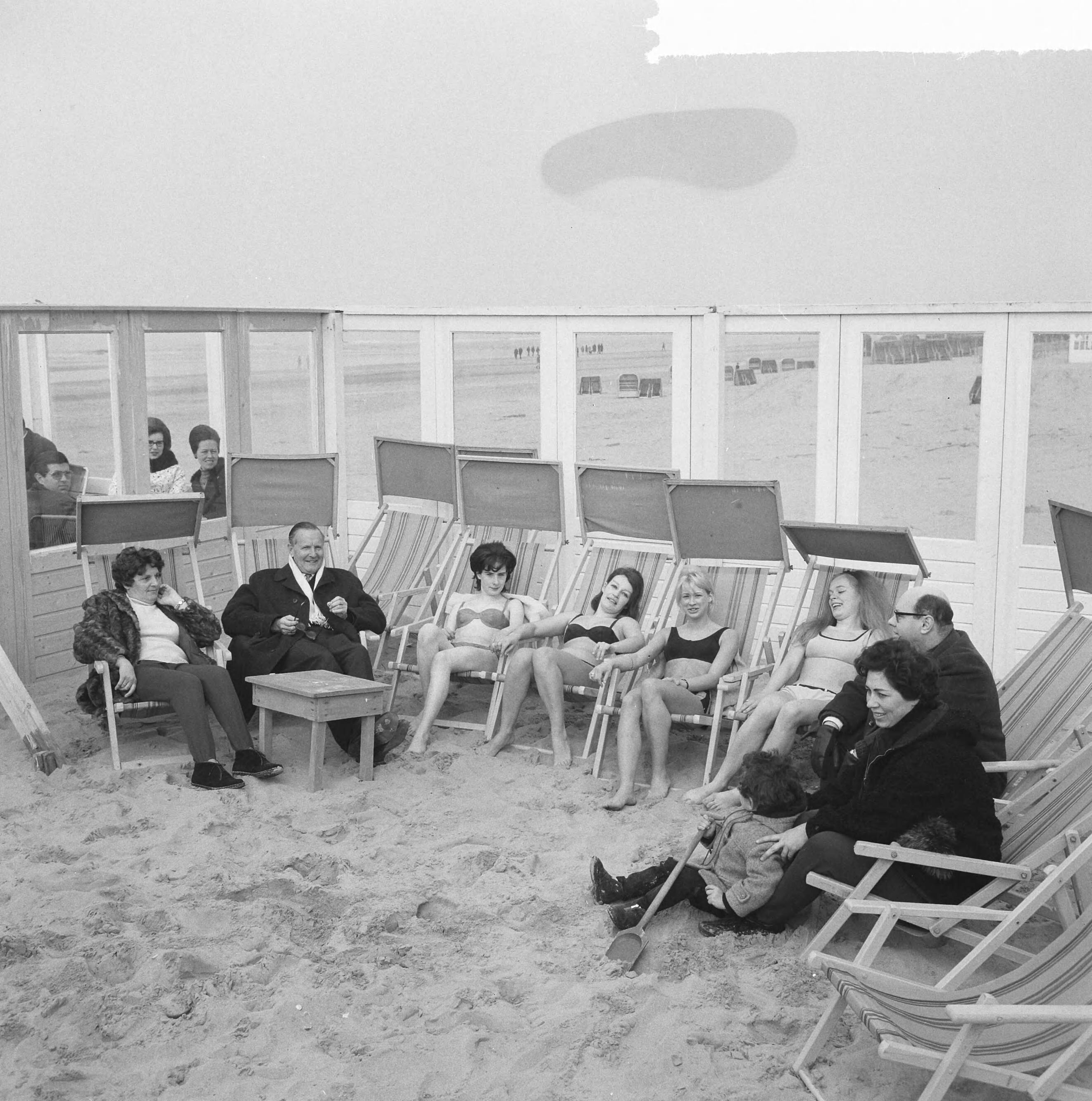 Fotocollectie Anefo — Meisjes in bikini in zee te Zandvoort, de meisjes op terrasje — Foto: Nijs, Jac. de / Anefo. Licentie: Set B: Rechtenvrij / Publiek Domein. Bron: Nationaal Archief. http://hdl.handle.net/10648/aa9741e2-d0b4-102d-bcf8-003048976d84