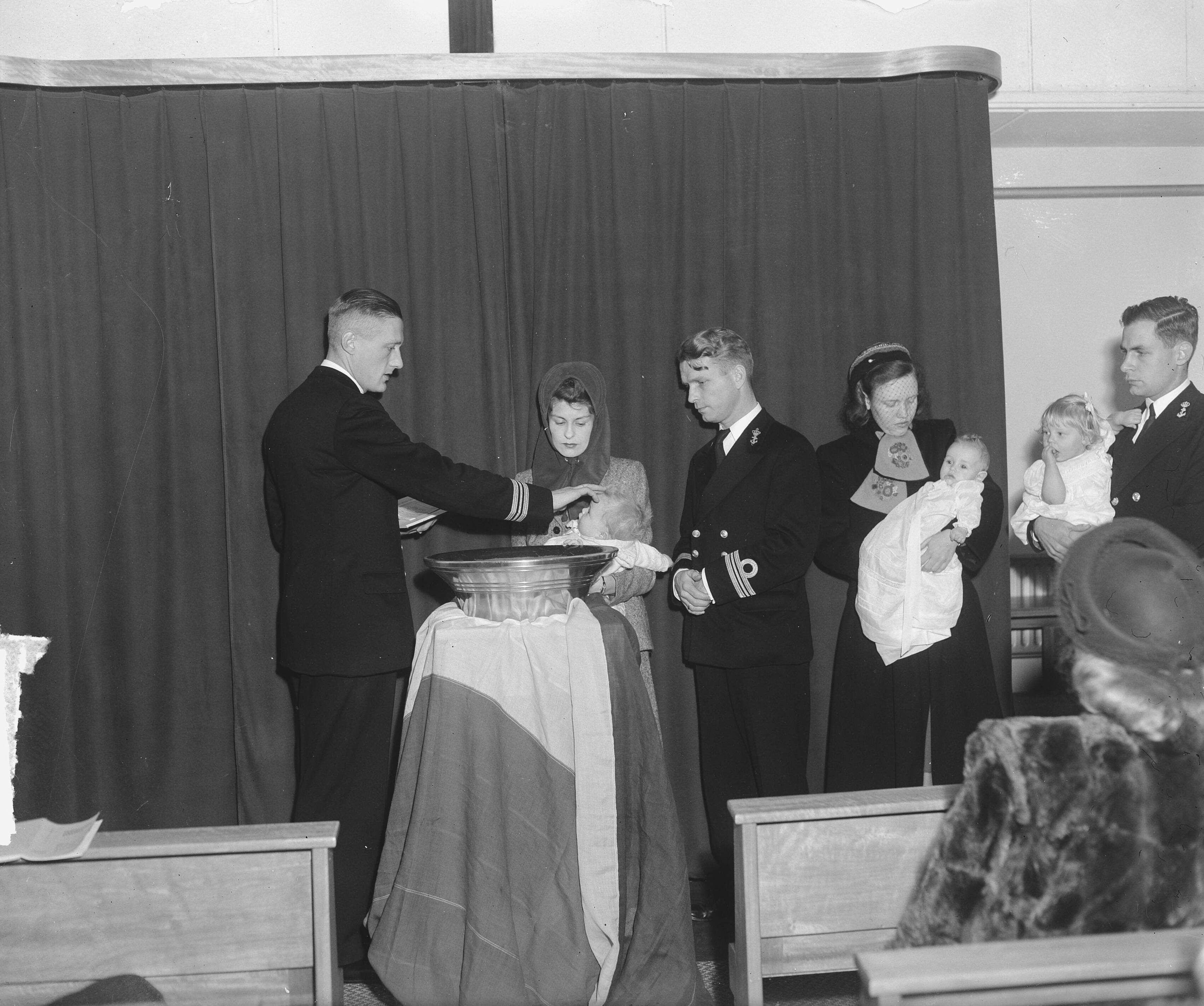 Fotocollectie Anefo — Doop Marinekinderen MOC Hilversum — Foto: Merk, Ben / Anefo. Licentie: Set B: Rechtenvrij / Publiek Domein. Bron: Nationaal Archief. http://hdl.handle.net/10648/a8bf0f3a-d0b4-102d-bcf8-003048976d84