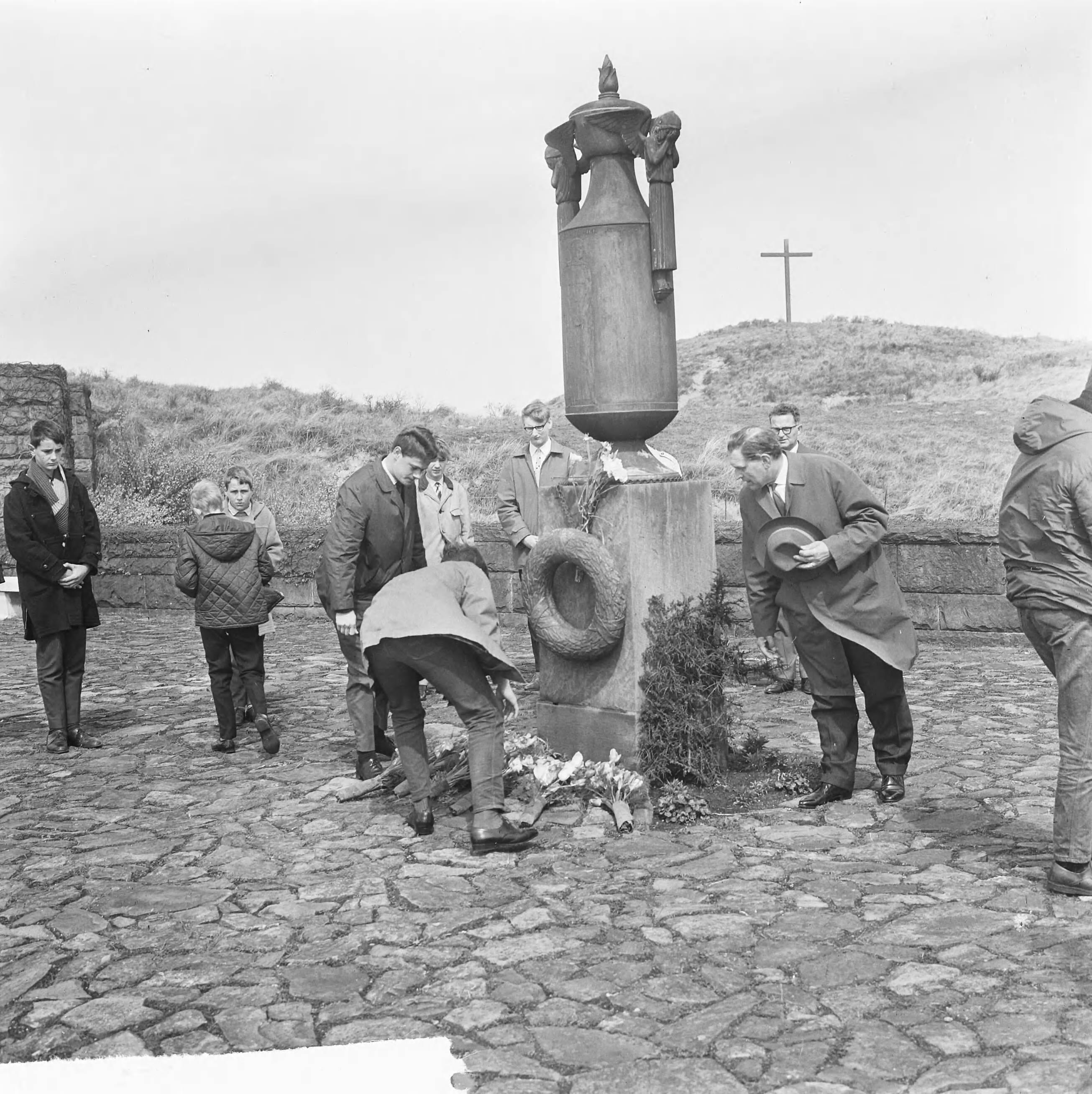 Dodenherdenking 1965 — Schoolkinderen leggen bloemen op graven van de erebegraafplaats te Overveen — Foto: Koch, Eric / Anefo. Licentie: Set B: Rechtenvrij / Publiek Domein. Bron: Nationaal Archief. http://hdl.handle.net/10648/aaa4ff9e-d0b4-102d-bcf8-003048976d84