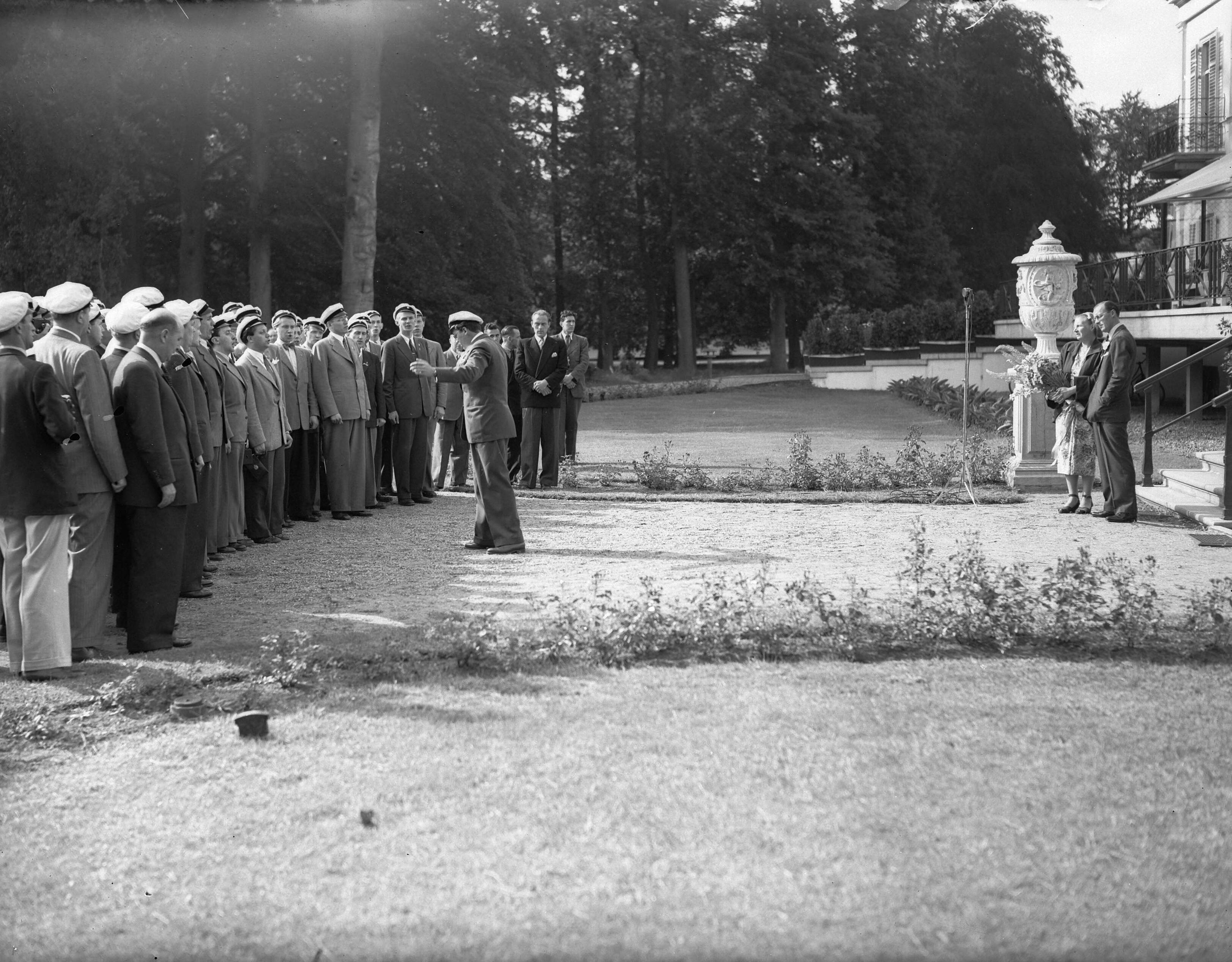Fotocollectie Anefo — Zweeds studentenkoor "Orphei Dränger" op Soestdijk — Foto: Noske, J.D. / Anefo. Licentie: Set B: Rechtenvrij / Publiek Domein. Bron: Nationaal Archief. http://hdl.handle.net/10648/a8b83b1a-d0b4-102d-bcf8-003048976d84