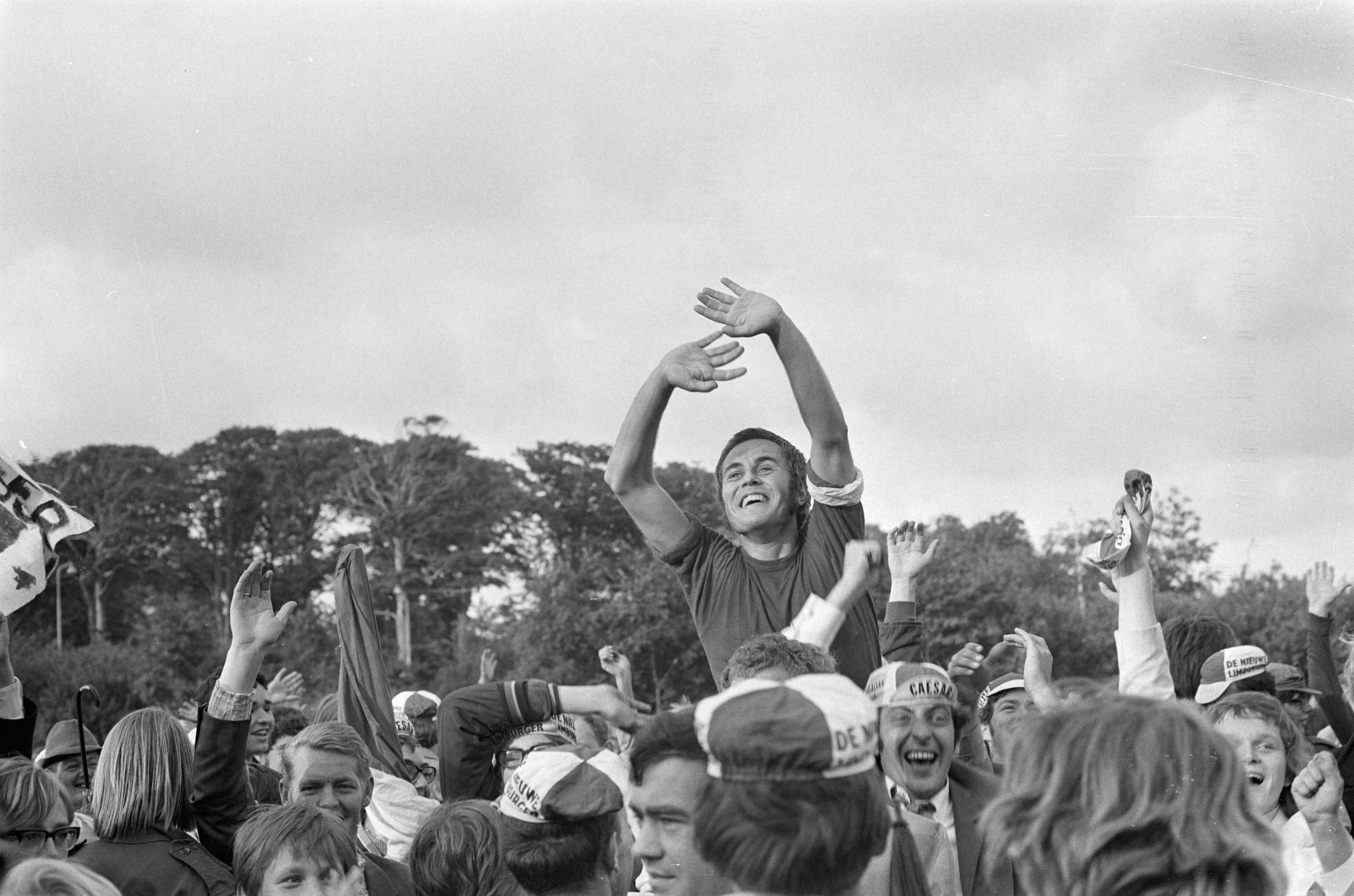 Nederlands Kampioenschap Voetbal voor Zondagamateurs 1971 — Na de overwinning in de wedstrijd RVC - VV Caesar (0-1) gaat Bouwens op de schouders van supporters — Foto: Fotograaf Onbekend / Anefo. Licentie: Set B: Rechtenvrij / Publiek Domein. Bron: Nationaal Archief. http://hdl.handle.net/10648/abc3b492-d0b4-102d-bcf8-003048976d84