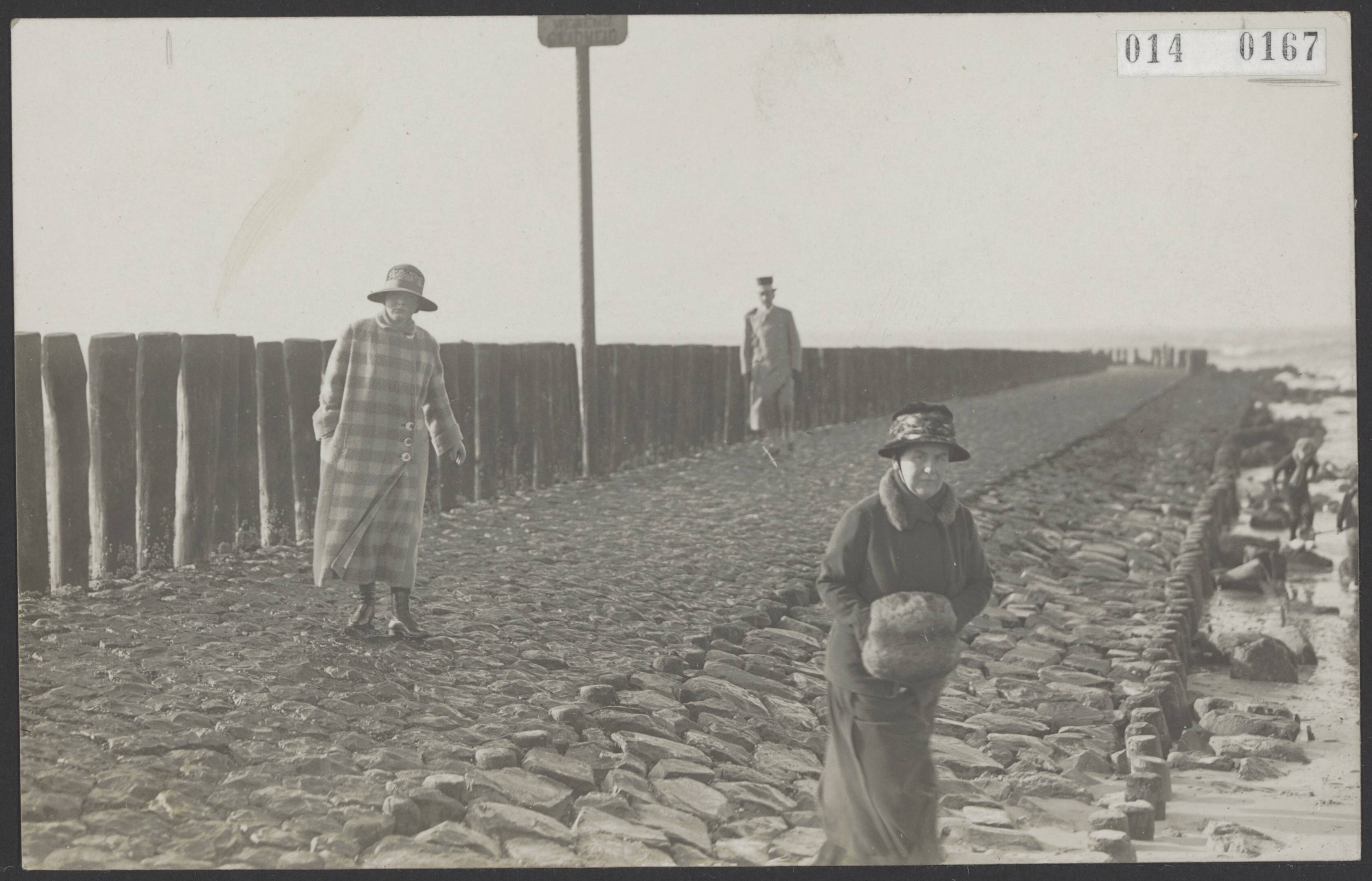 Fotocollectie Elsevier Binnenland — Koningin Wilhelmina en prinses Juliana tijdens een wandeling op het strand bij Scheveningen bij een golfbreker. — Foto: Tol, Petrus van. Licentie: Set B: Rechtenvrij / Publiek Domein. Bron: Nationaal Archief. http://hdl.handle.net/10648/adafcc5a-d0b4-102d-bcf8-003048976d84