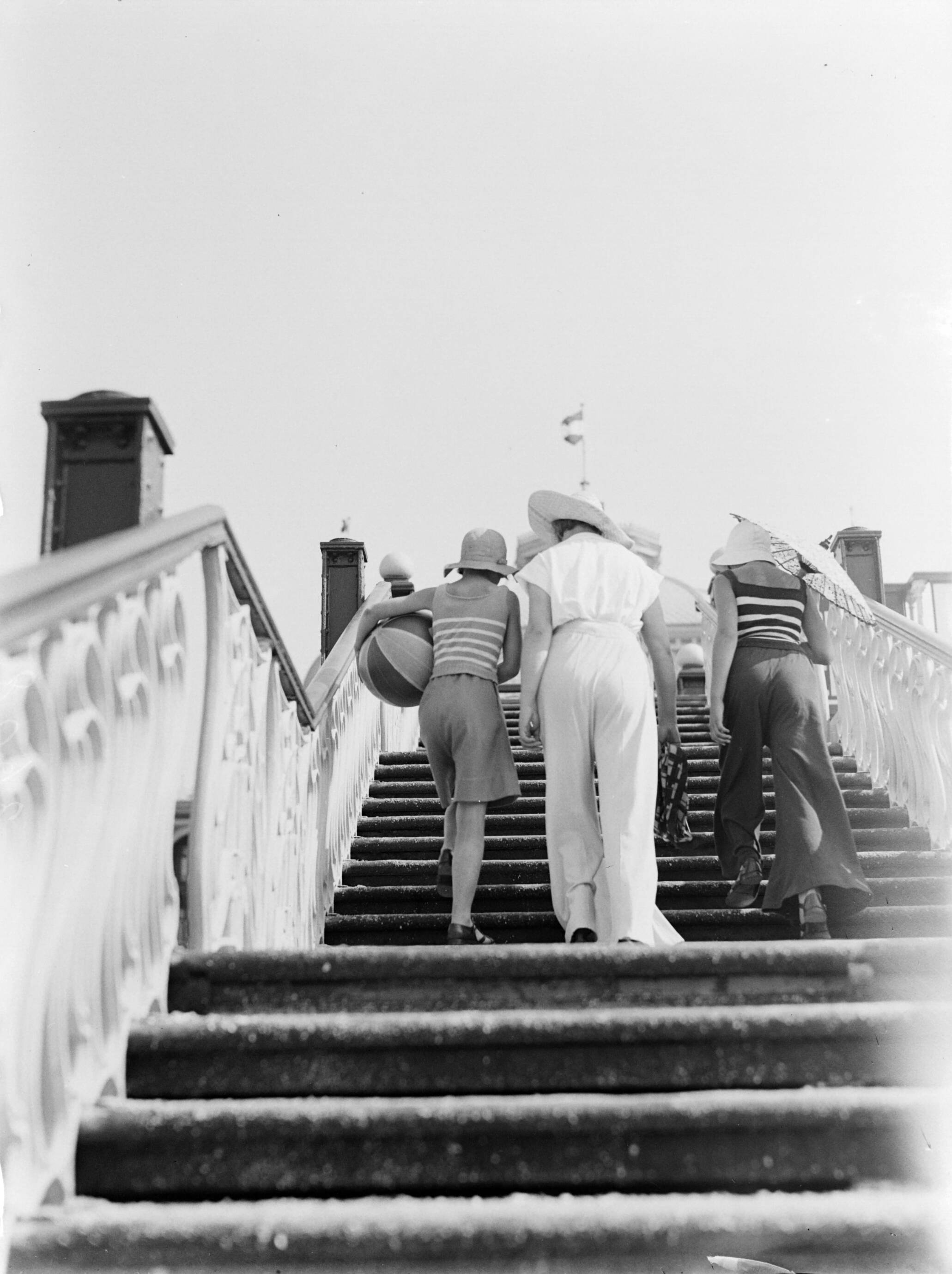 Scheveningen. — Van de Polls vrouw Nell Langlais en zijn stiefdochters Renée en Hans op een trap aan de boulevard van Scheveningen — Foto: Poll, Willem van de. Licentie: Set B: Rechtenvrij / Publiek Domein. Bron: Nationaal Archief. http://hdl.handle.net/10648/ae9b20ce-d0b4-102d-bcf8-003048976d84