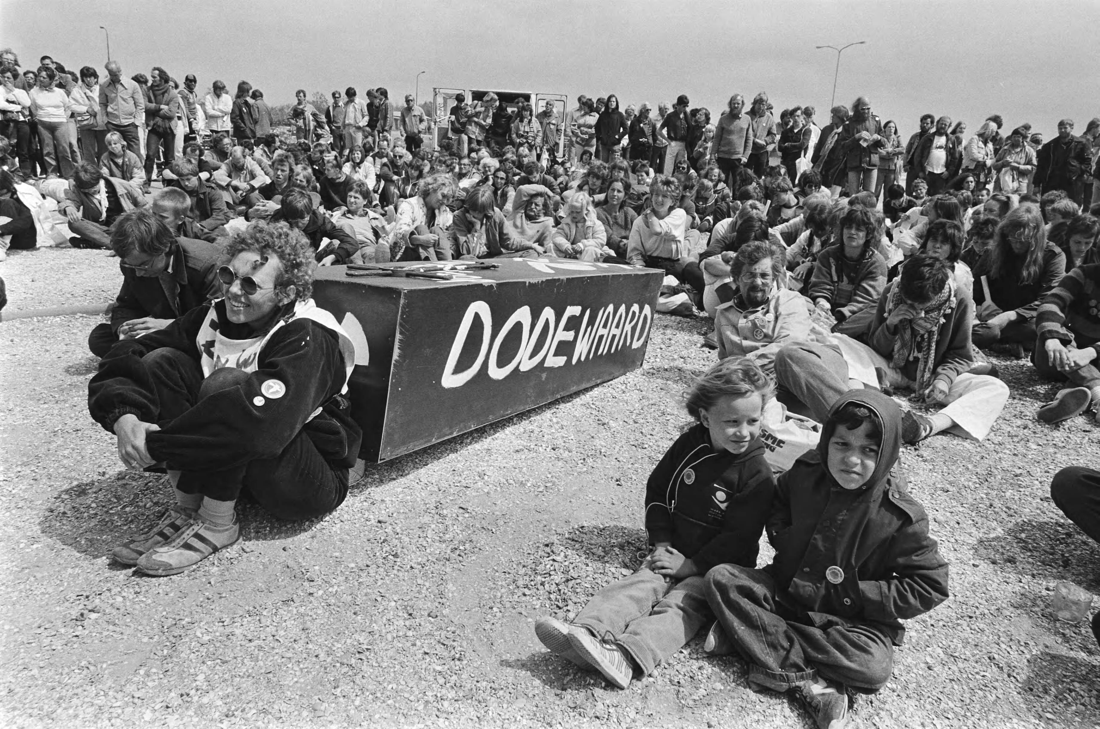 Fotocollectie Anefo — Protestmanifestatie bij Energie Onderzoekcentrum Nederland in Petten tegen dumpen van radioaktief in zee — Foto: Antonisse, Marcel / Anefo. Licentie: Set B: Rechtenvrij / Publiek Domein. Bron: Nationaal Archief. http://hdl.handle.net/10648/ad18274c-d0b4-102d-bcf8-003048976d84