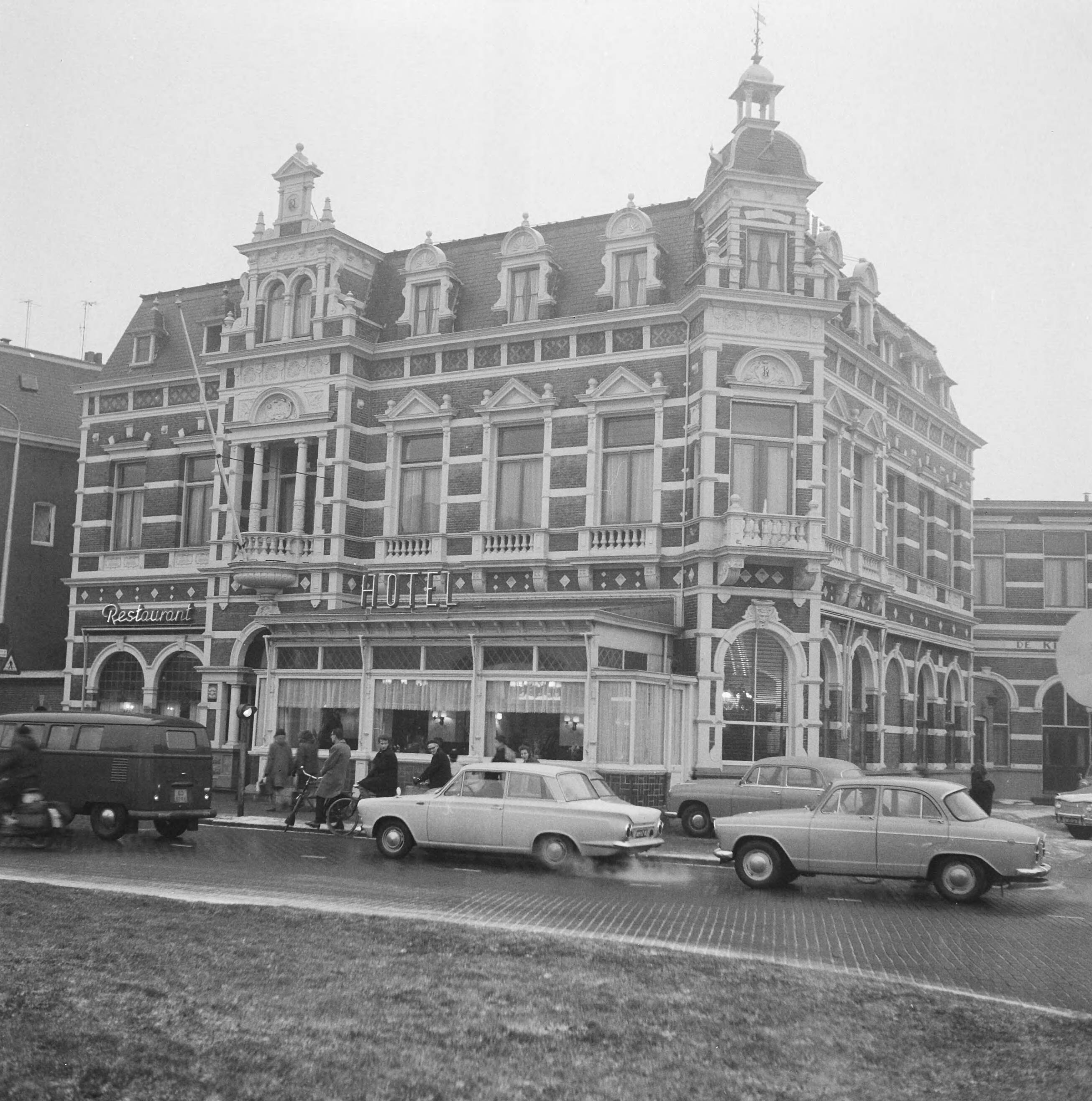 Fotocollectie Anefo — Grandhotel "De Klanderij" aan het Zuiderplein te Leeuwarden. Exterieur — Foto: Nijs, Jac. de / Anefo. Licentie: Set B: Rechtenvrij / Publiek Domein. Bron: Nationaal Archief. http://hdl.handle.net/10648/aa526194-d0b4-102d-bcf8-003048976d84