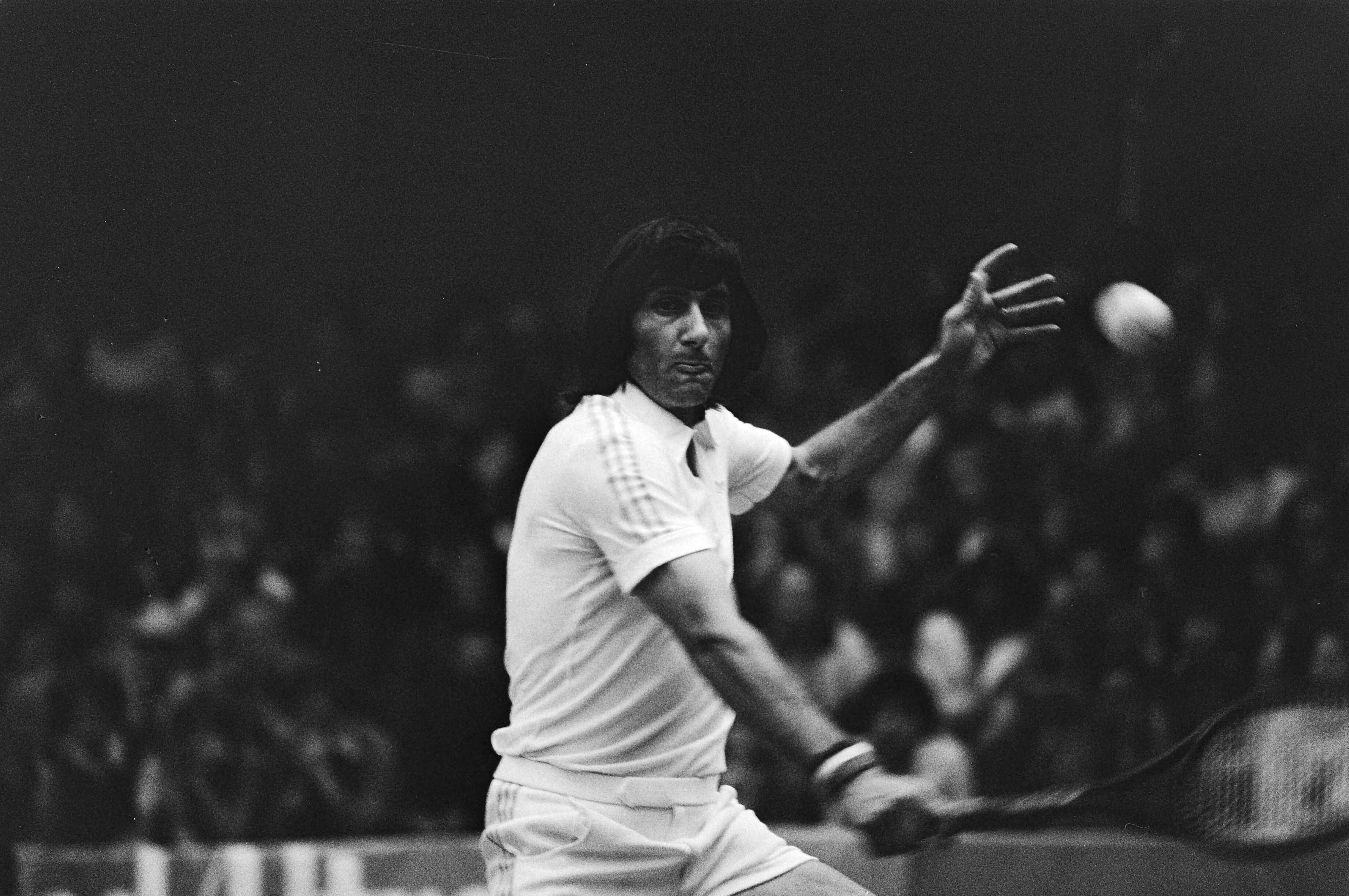 Fotocollectie Anefo — Westland/Utrecht Tennisbond (Haarlem); Nastase in actie — Foto: Verhoeff, Bert / Anefo. Licentie: Set B: Rechtenvrij / Publiek Domein. Bron: Nationaal Archief. http://hdl.handle.net/10648/acbe1964-d0b4-102d-bcf8-003048976d84