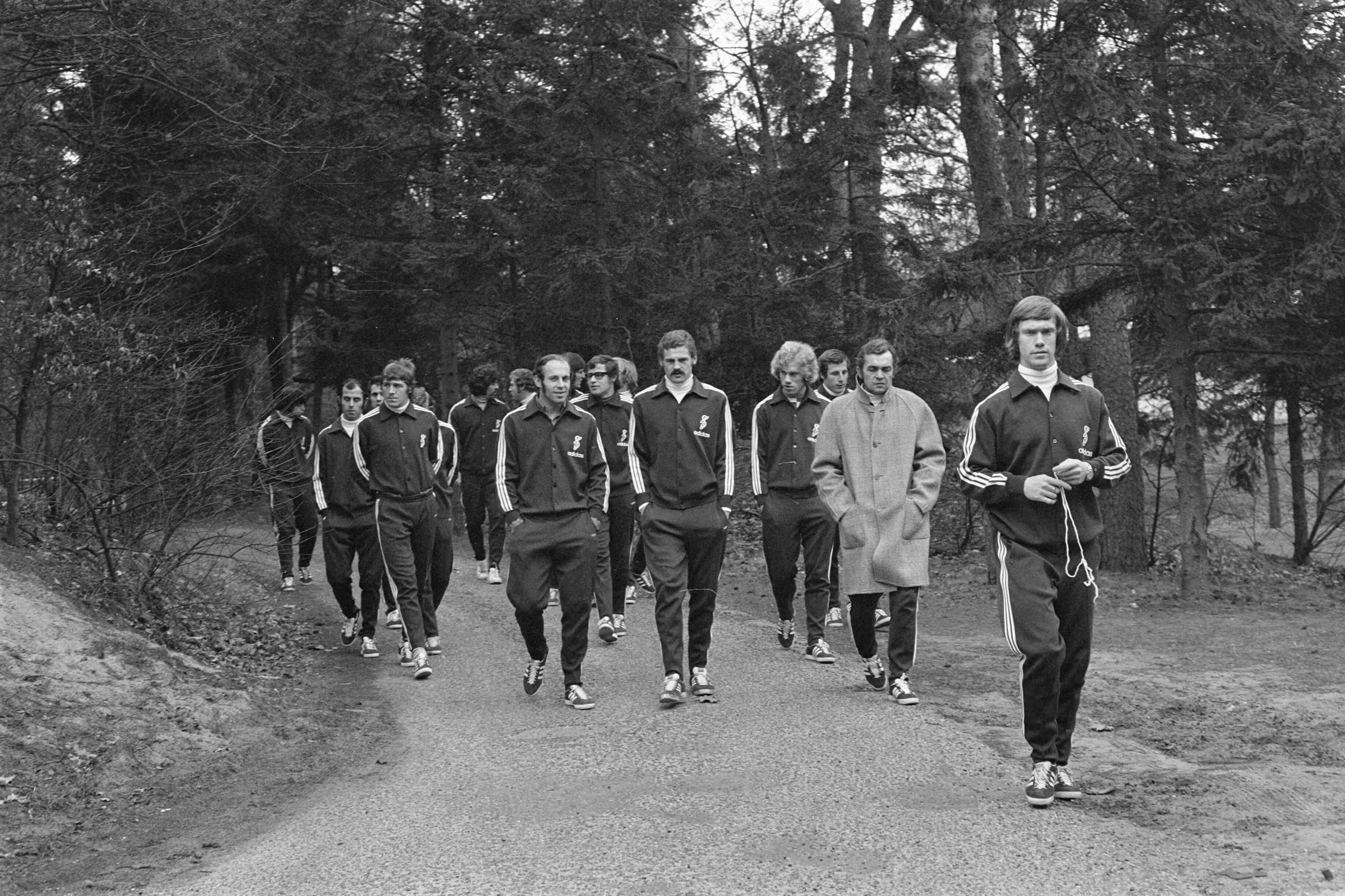 Fotocollectie Anefo — Feyenoord in trainingskamp in Zeist; wandeling in het bos — Foto: Mieremet, Rob / Anefo. Licentie: Set B: Rechtenvrij / Publiek Domein. Bron: Nationaal Archief. http://hdl.handle.net/10648/abe30784-d0b4-102d-bcf8-003048976d84