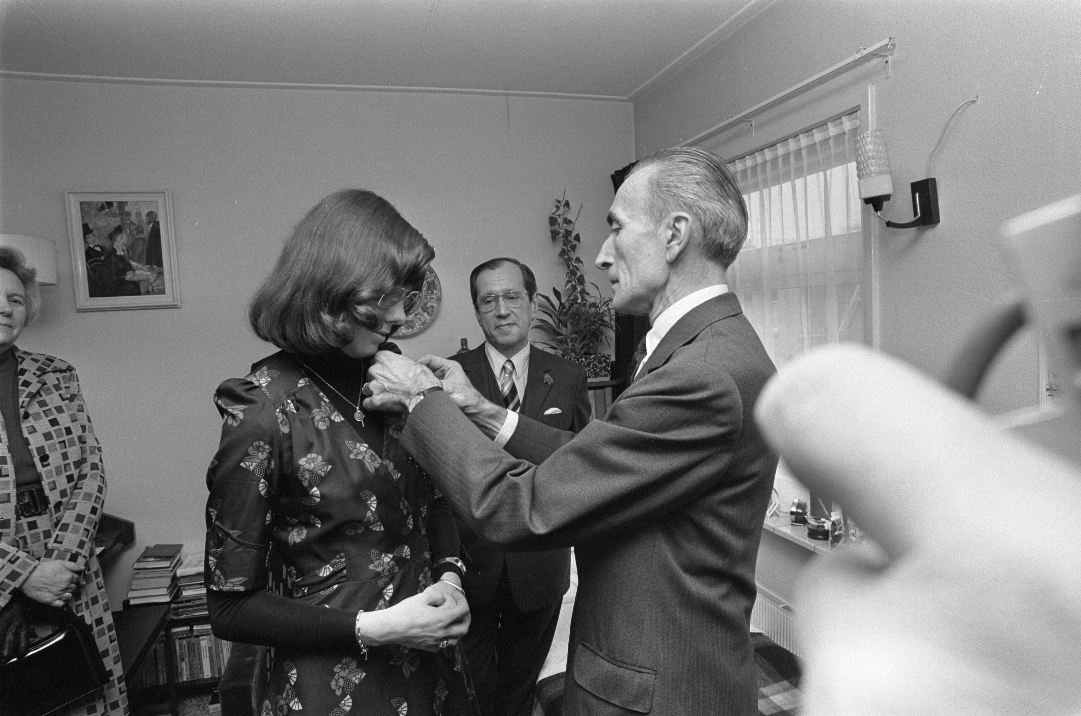 Fotocollectie Anefo — Franse ambassadeur Senard geeft onderscheiding "Ordre National de Merite" aan 3 agenten die betrokken waren bij gijzeling in Den Haag — Foto: Mieremet, Rob / Anefo. Licentie: Set B: Rechtenvrij / Publiek Domein. Bron: Nationaal Archief. http://hdl.handle.net/10648/ac57d654-d0b4-102d-bcf8-003048976d84