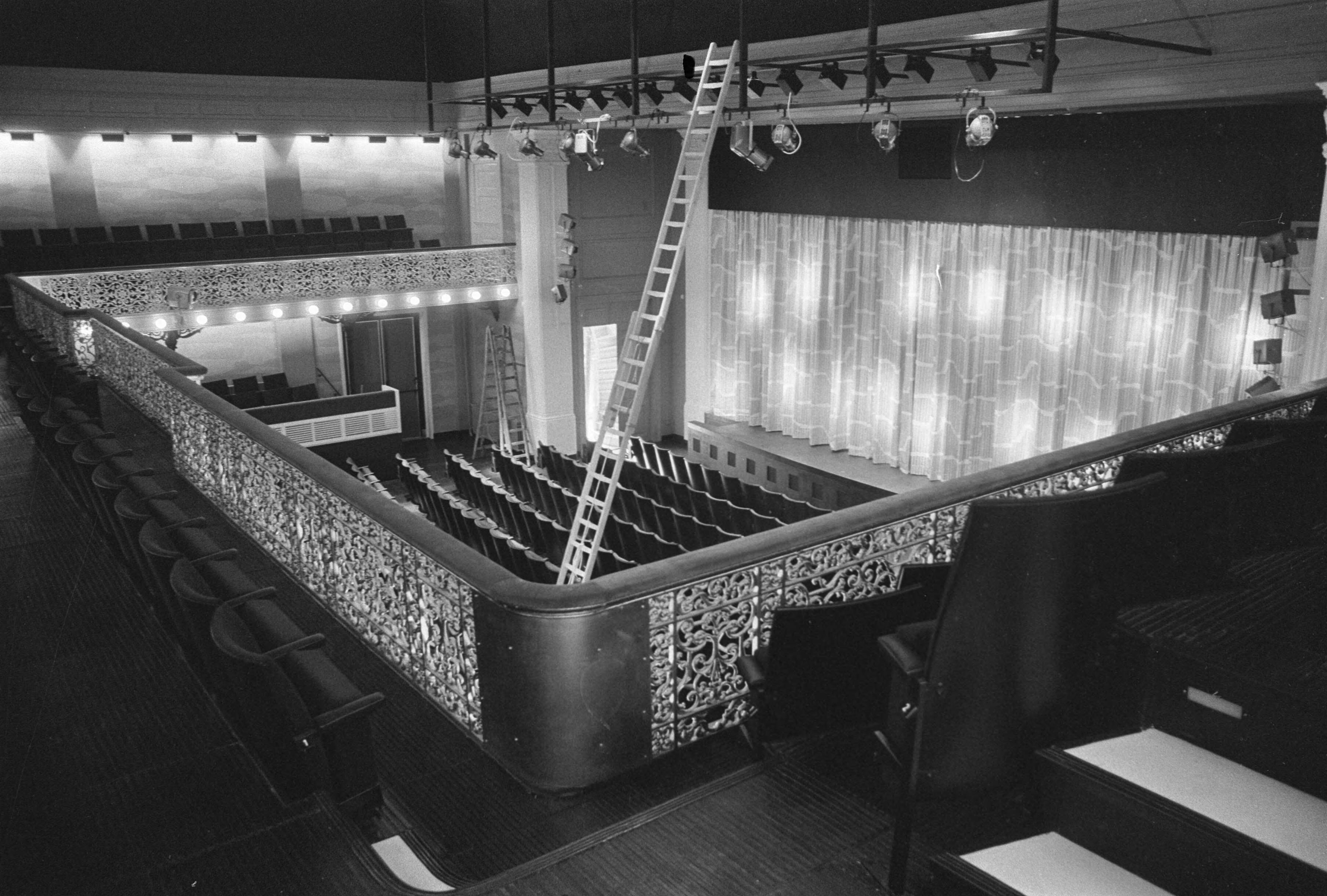 Fotocollectie Anefo — Theater Diligentia heropend, Den Haag — Foto: Verhoeff, Bert / Anefo. Licentie: Set B: Rechtenvrij / Publiek Domein. Bron: Nationaal Archief. http://hdl.handle.net/10648/abd19ddc-d0b4-102d-bcf8-003048976d84