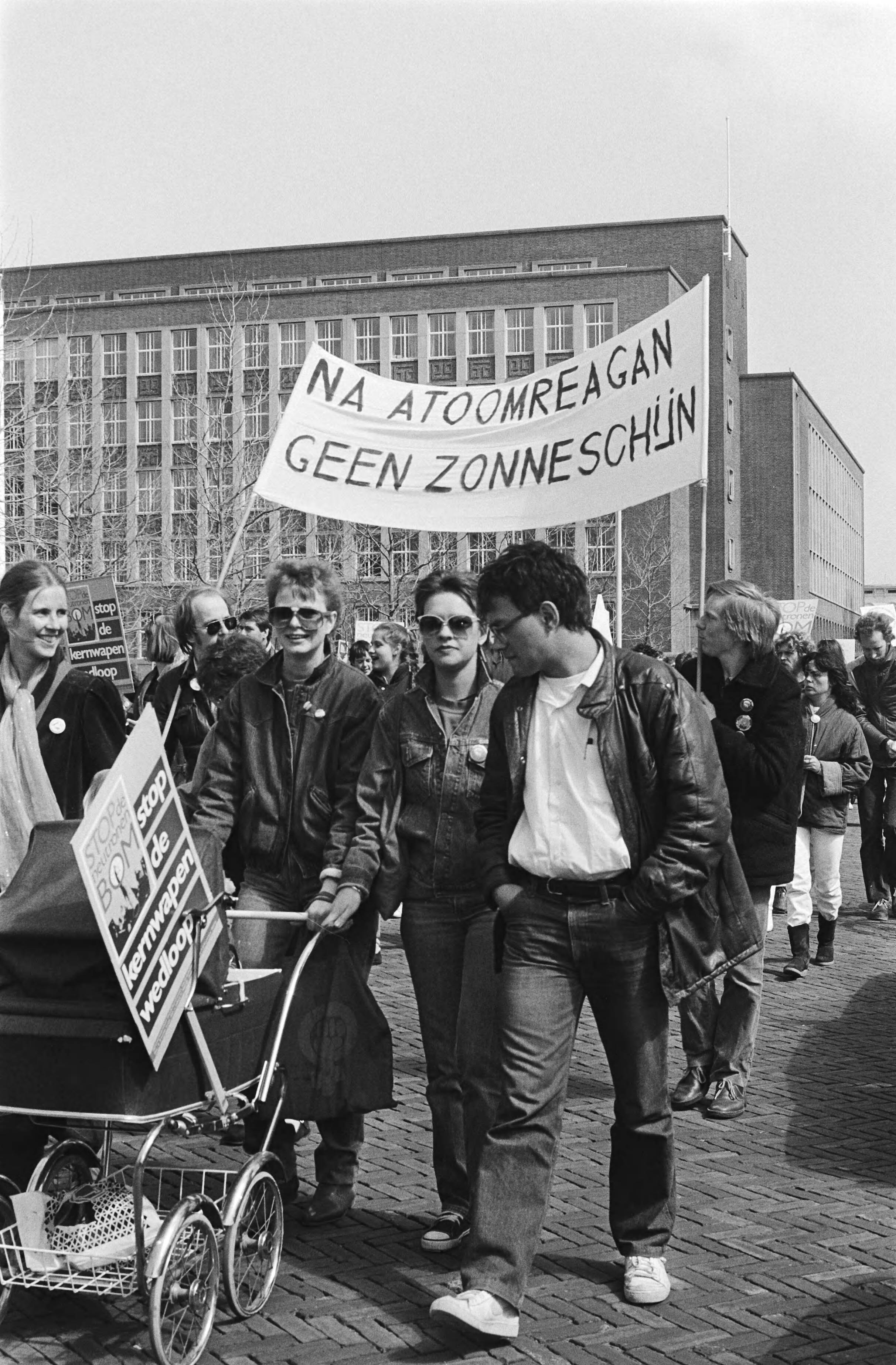 Fotocollectie Anefo — Demonstratie in Den Haag tegen kernwapens spandoek "na atoomreagan geen zonneschijn" — Foto: Smirren, […] van / Anefo. Licentie: Set B: Rechtenvrij / Publiek Domein. Bron: Nationaal Archief. http://hdl.handle.net/10648/ad155b3e-d0b4-102d-bcf8-003048976d84