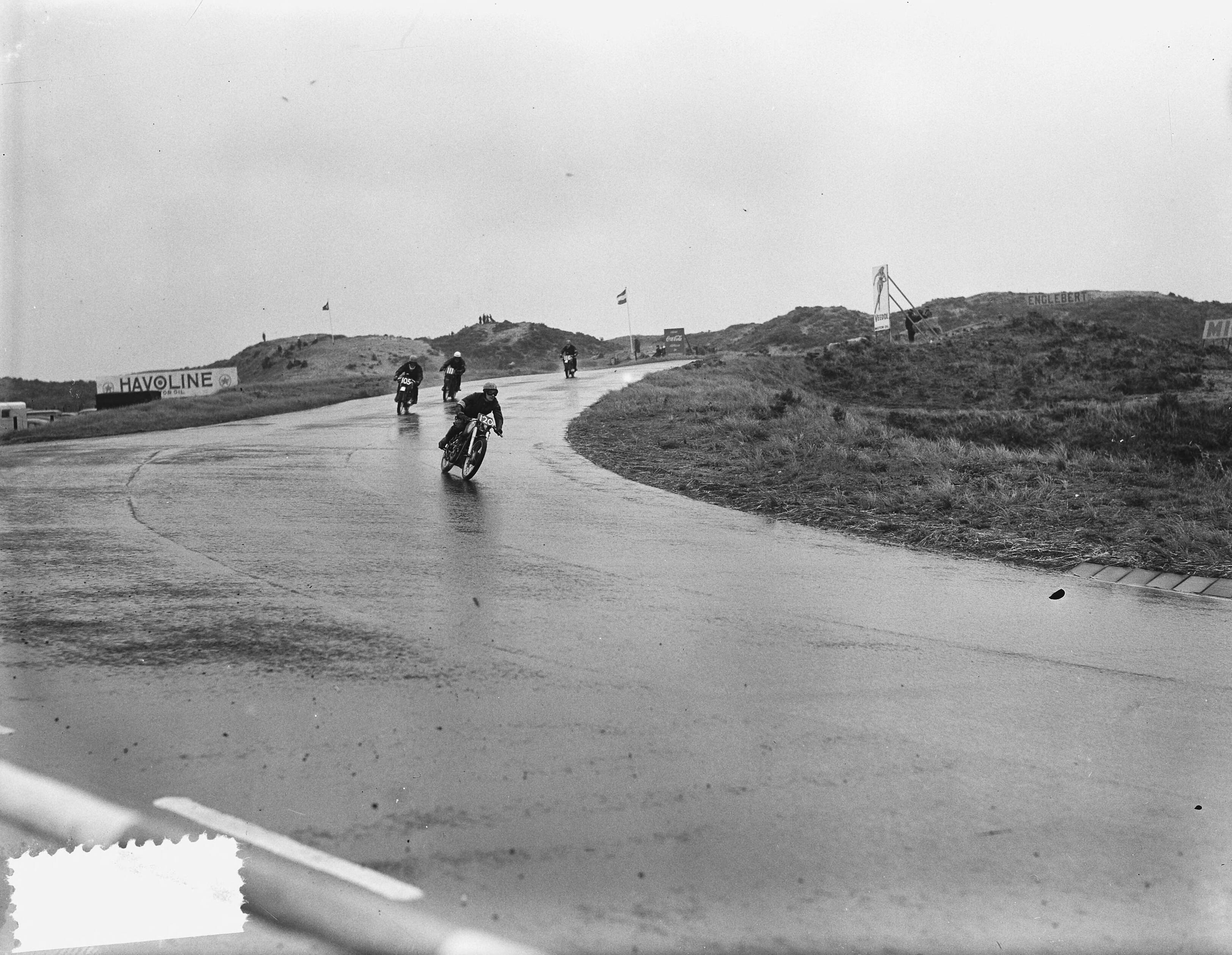 Fotocollectie Anefo — Auto- en motorraces op het circuit van Zandvoort. Strijd 125cc motoren — Foto: Rossem, Wim van / Anefo. Licentie: Set B: Rechtenvrij / Publiek Domein. Bron: Nationaal Archief. http://hdl.handle.net/10648/a9268f8e-d0b4-102d-bcf8-003048976d84