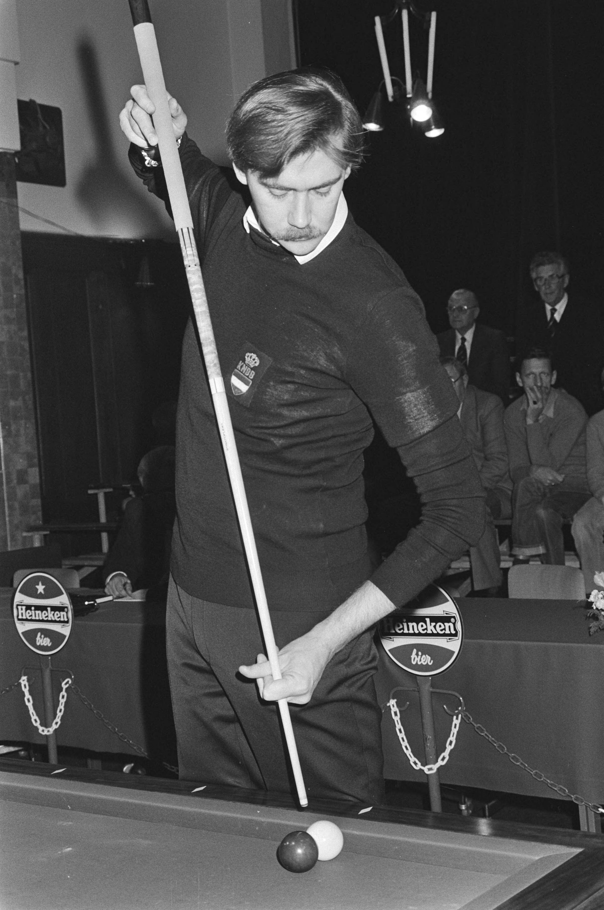 Fotocollectie Anefo — Nederlandse kampioenschappen Biljarten Kunststoten in Haarlem. B. G. A. Velthus in aktie — Foto: Dijk, Hans van / Anefo. Licentie: Set B: Rechtenvrij / Publiek Domein. Bron: Nationaal Archief. http://hdl.handle.net/10648/ad0ce4fe-d0b4-102d-bcf8-003048976d84