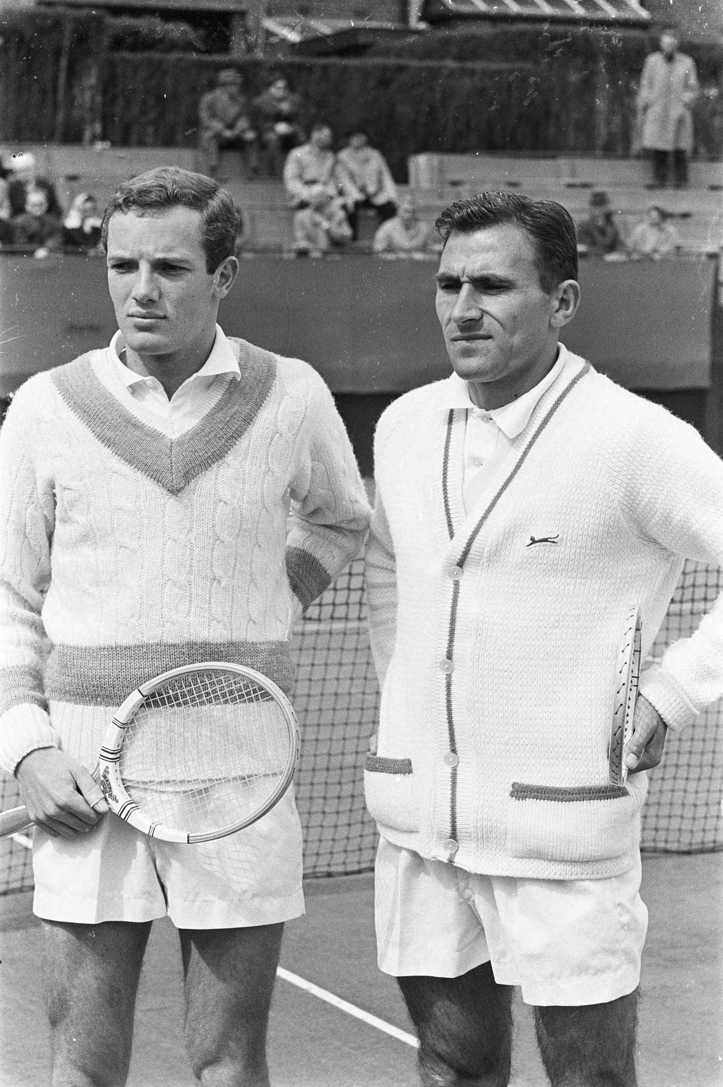 Fotocollectie Anefo — Tennis. Davis Cup. Nederland tegen Hongarije, Tom Okker en Istvan Gulyas (Tom Okker verloor de partij in 3 sets 3-6, 1-6, 3-6) — Foto: Pot, Harry / Anefo. Licentie: Set B: Rechtenvrij / Publiek Domein. Bron: Nationaal Archief. http://hdl.handle.net/10648/aa672e58-d0b4-102d-bcf8-003048976d84