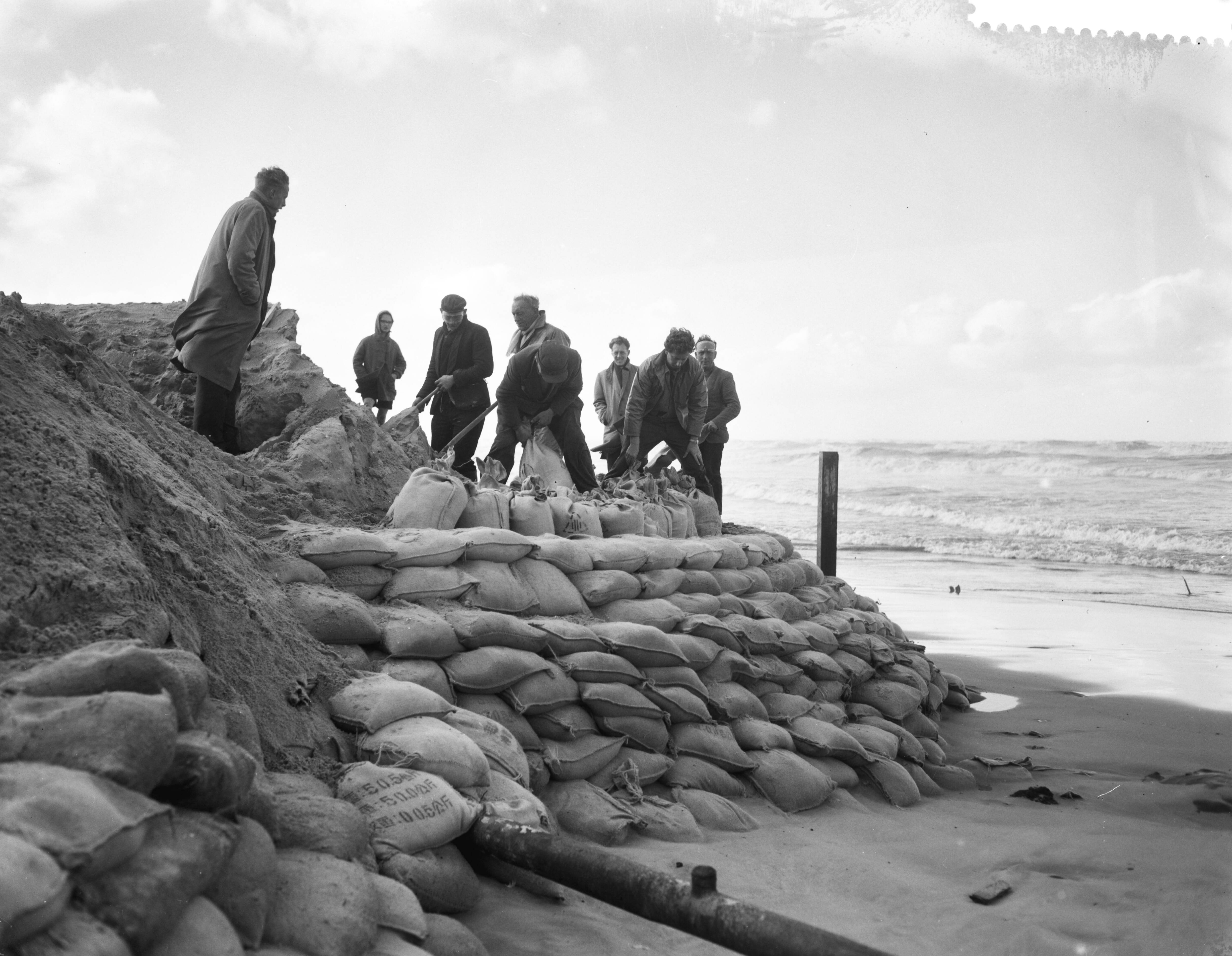 Fotocollectie Anefo — Bouw pier Scheveningen stagneert door storm — Foto: Bilsen, Joop van / Anefo. Licentie: Set B: Rechtenvrij / Publiek Domein. Bron: Nationaal Archief. http://hdl.handle.net/10648/a9a0c740-d0b4-102d-bcf8-003048976d84