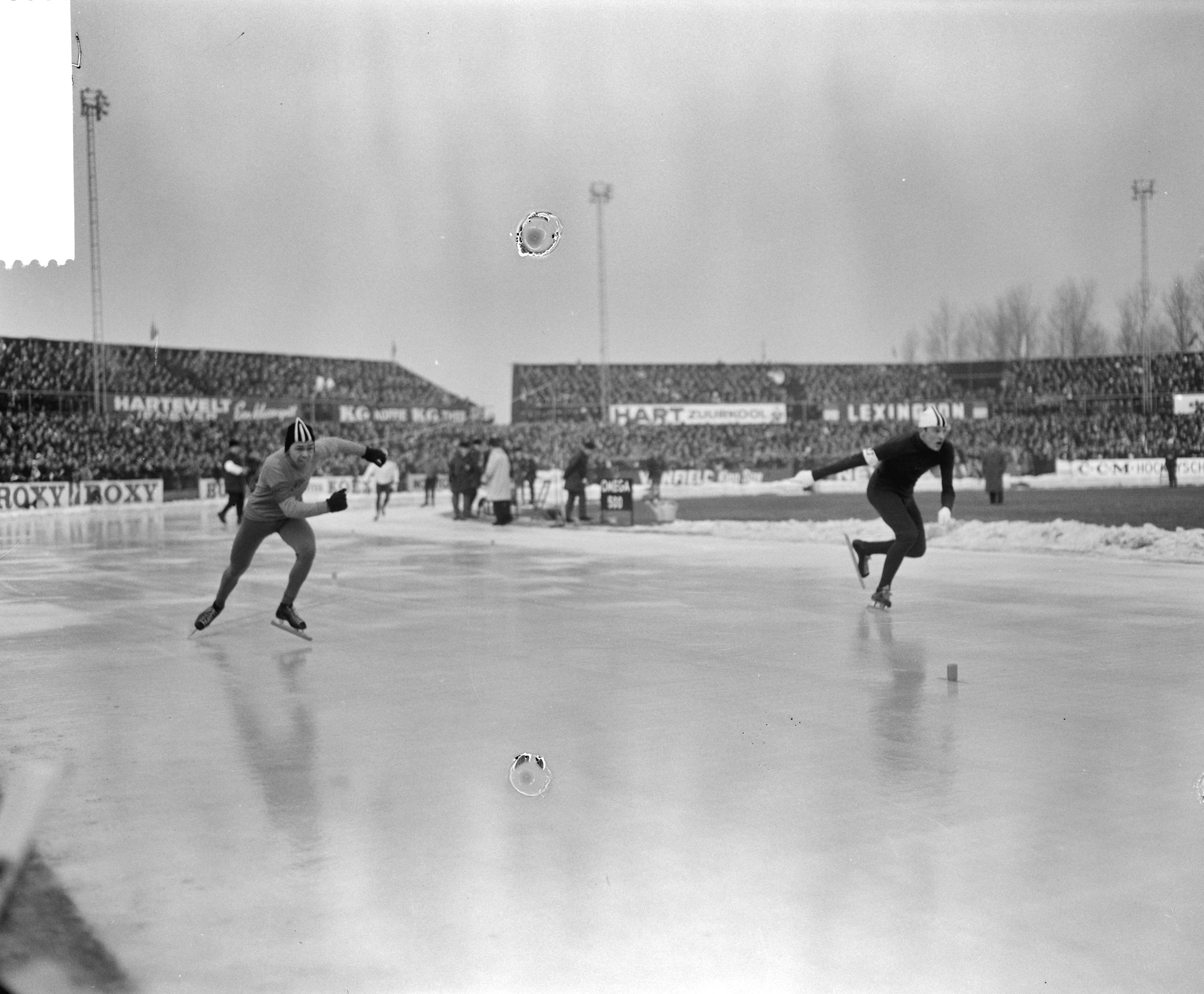Fotocollectie Anefo — Europese Schaatskampioenschappen te Deventer — Foto: Bilsen, Joop van / Anefo. Licentie: Set B: Rechtenvrij / Publiek Domein. Bron: Nationaal Archief. http://hdl.handle.net/10648/aad7fdae-d0b4-102d-bcf8-003048976d84