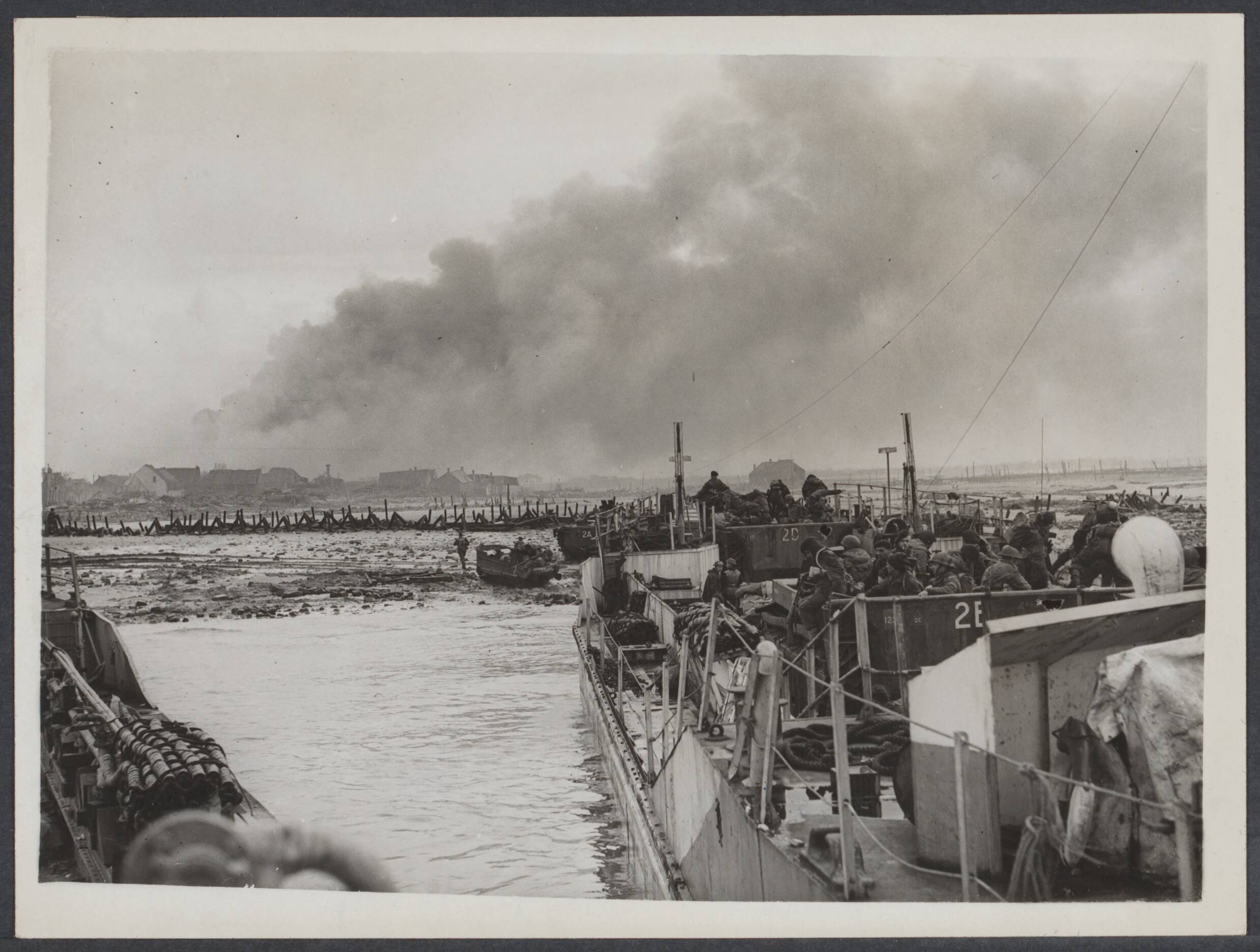 Westkapelle. Raid op de wijk van - 1944 — British Marine Commandos land on Walcheren at Westkapelle. Royal Marine Commandos land on beachhead from Tank Landing Craft — Foto: British Official Photo. Licentie: Set B: Rechtenvrij / Publiek Domein. Bron: Nationaal Archief. http://hdl.handle.net/10648/e6269c92-4cc5-f4a4-3dd2-8d7c39e7221f