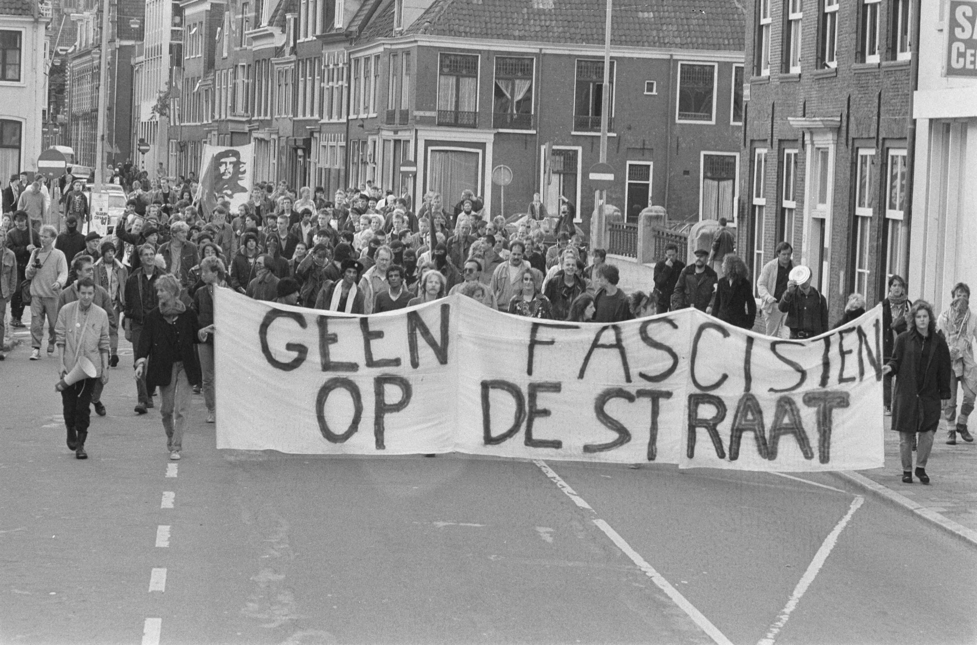 Fotocollectie Anefo — Landelijke initiatiefgroep "Geen fascisten op straat" demonstreren in Haarlem tegen aankondiging dem. centrumdemocraten — Foto: Bogaerts, Rob / Anefo. Licentie: Set B: Rechtenvrij / Publiek Domein. Bron: Nationaal Archief. http://hdl.handle.net/10648/ad643420-d0b4-102d-bcf8-003048976d84