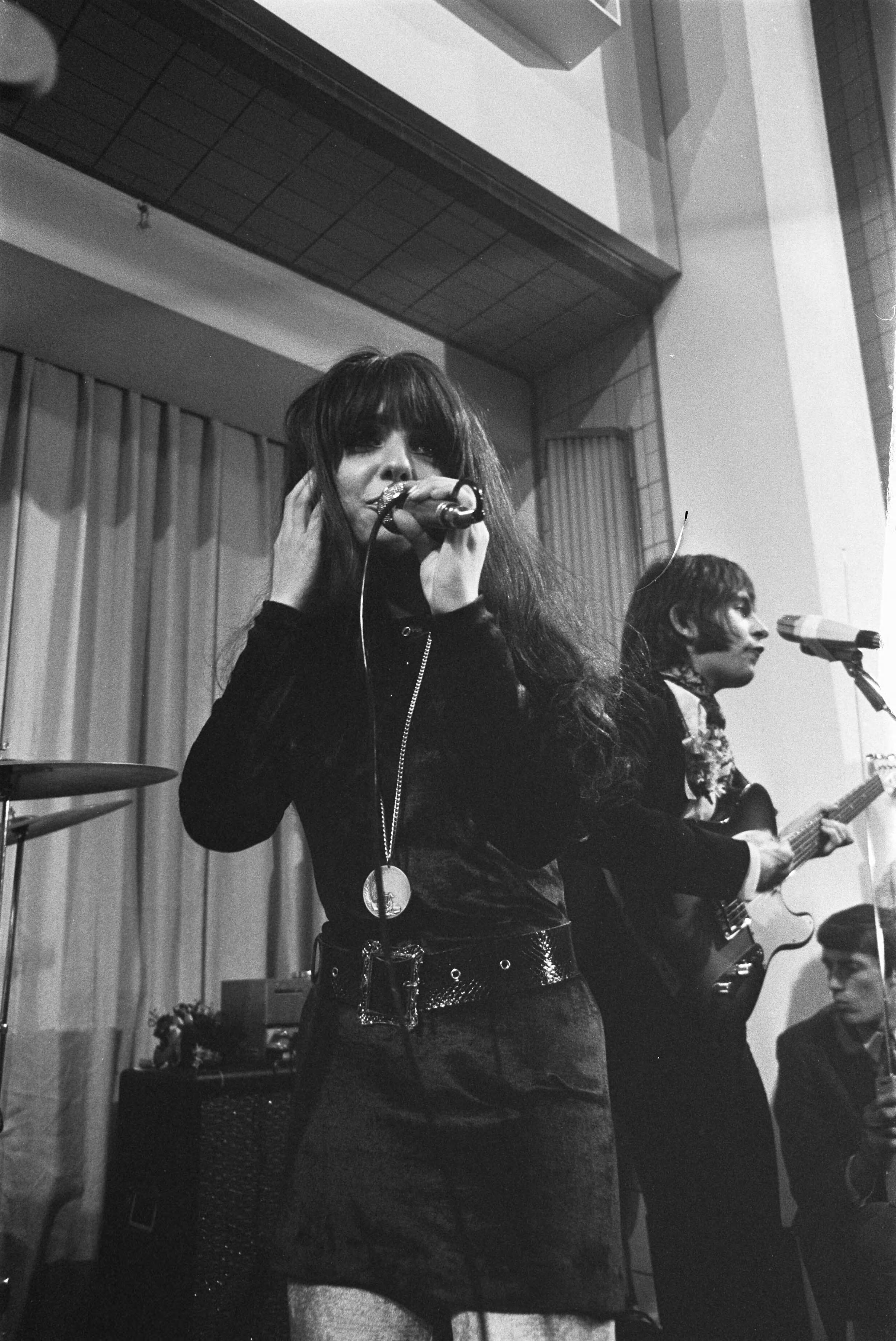 Fotocollectie Anefo — Haagse beatgroep Shocking Blue krijgt "zilveren penning van verdiensten" van Den Haag van wethouder van onderwijs H. J. Bilzen . Shocking Blue speelt / — Foto: Mieremet, Rob / Anefo. Licentie: Set B: Rechtenvrij / Publiek Domein. Bron: Nationaal Archief. http://hdl.handle.net/10648/ab8db0a4-d0b4-102d-bcf8-003048976d84