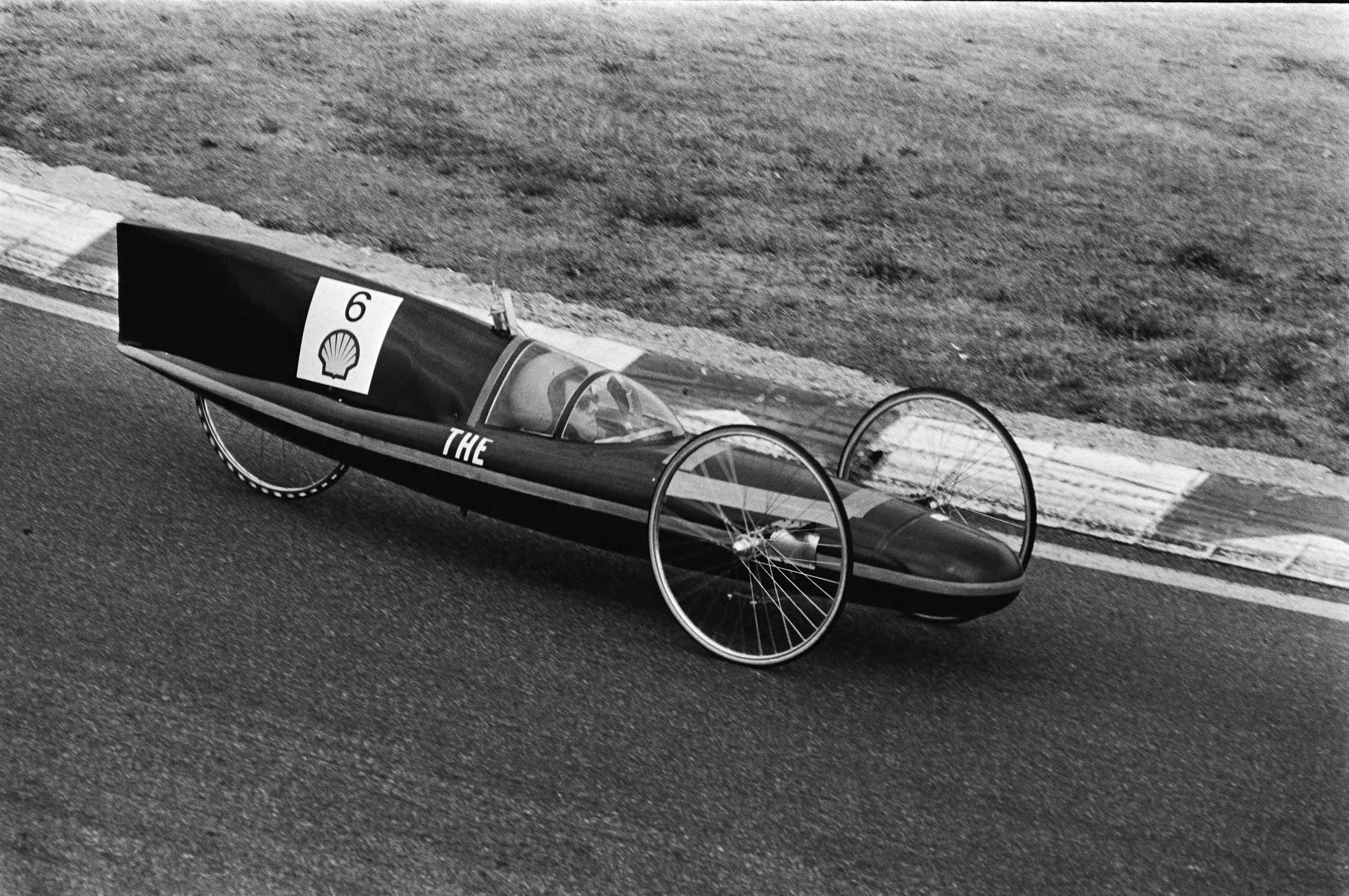 Fotocollectie Anefo — Shell zuinigheidsmarathon op circuit van Zandvoort; nr. 13a : nr. 6 : TH Eindhoven in aktie — Foto: Bogaerts, Rob / Anefo. Licentie: Set B: Rechtenvrij / Publiek Domein. Bron: Nationaal Archief. http://hdl.handle.net/10648/ace2872c-d0b4-102d-bcf8-003048976d84