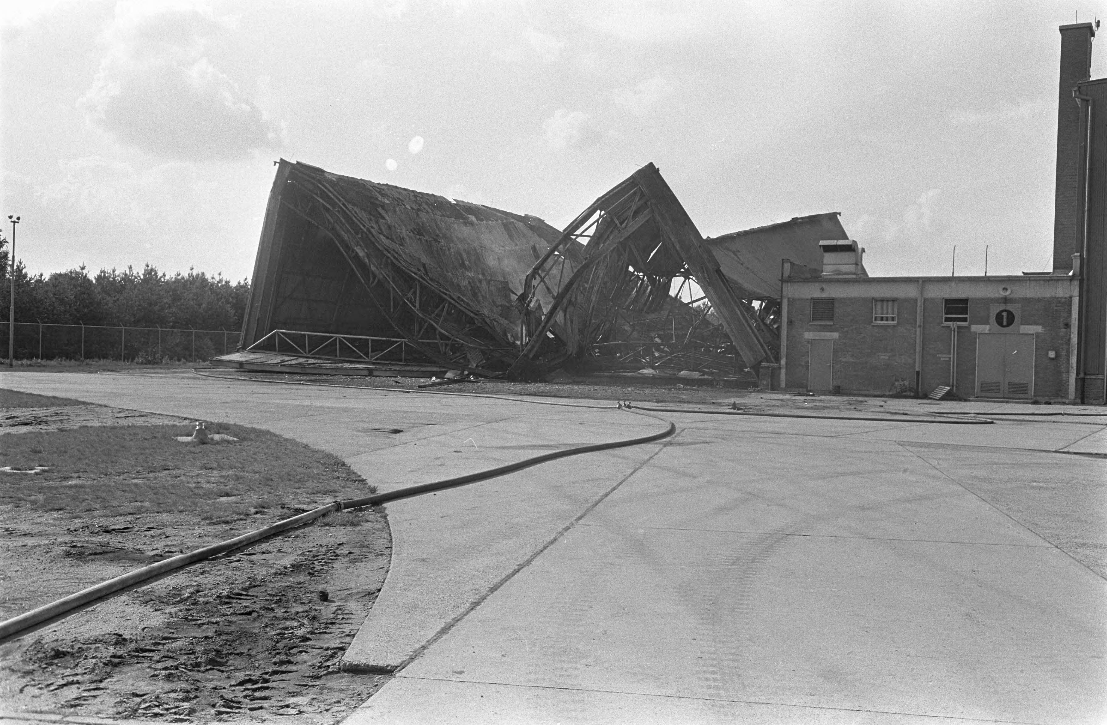 Fotocollectie Anefo — Explosie op vliegbasis Soesterberg, de hangar totaal vernield — Foto: Koch, Eric / Anefo. Licentie: Set B: Rechtenvrij / Publiek Domein. Bron: Nationaal Archief. http://hdl.handle.net/10648/aaf5125e-d0b4-102d-bcf8-003048976d84