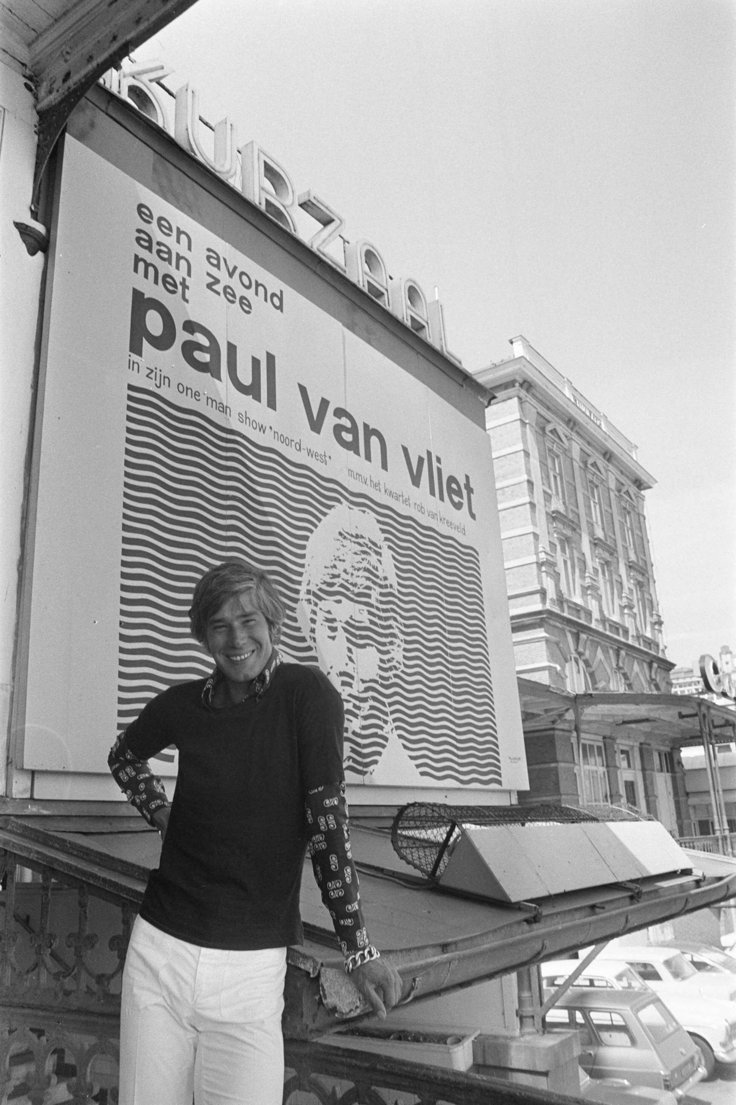 Fotocollectie Anefo — Paul van Vliet in Scheveningen voor affiche van zijn nieuwe programma Een avond aan zee met Paul van Vliet — Foto: Mieremet, Rob / Anefo. Licentie: Set B: Rechtenvrij / Publiek Domein. Bron: Nationaal Archief. http://hdl.handle.net/10648/abef40da-d0b4-102d-bcf8-003048976d84