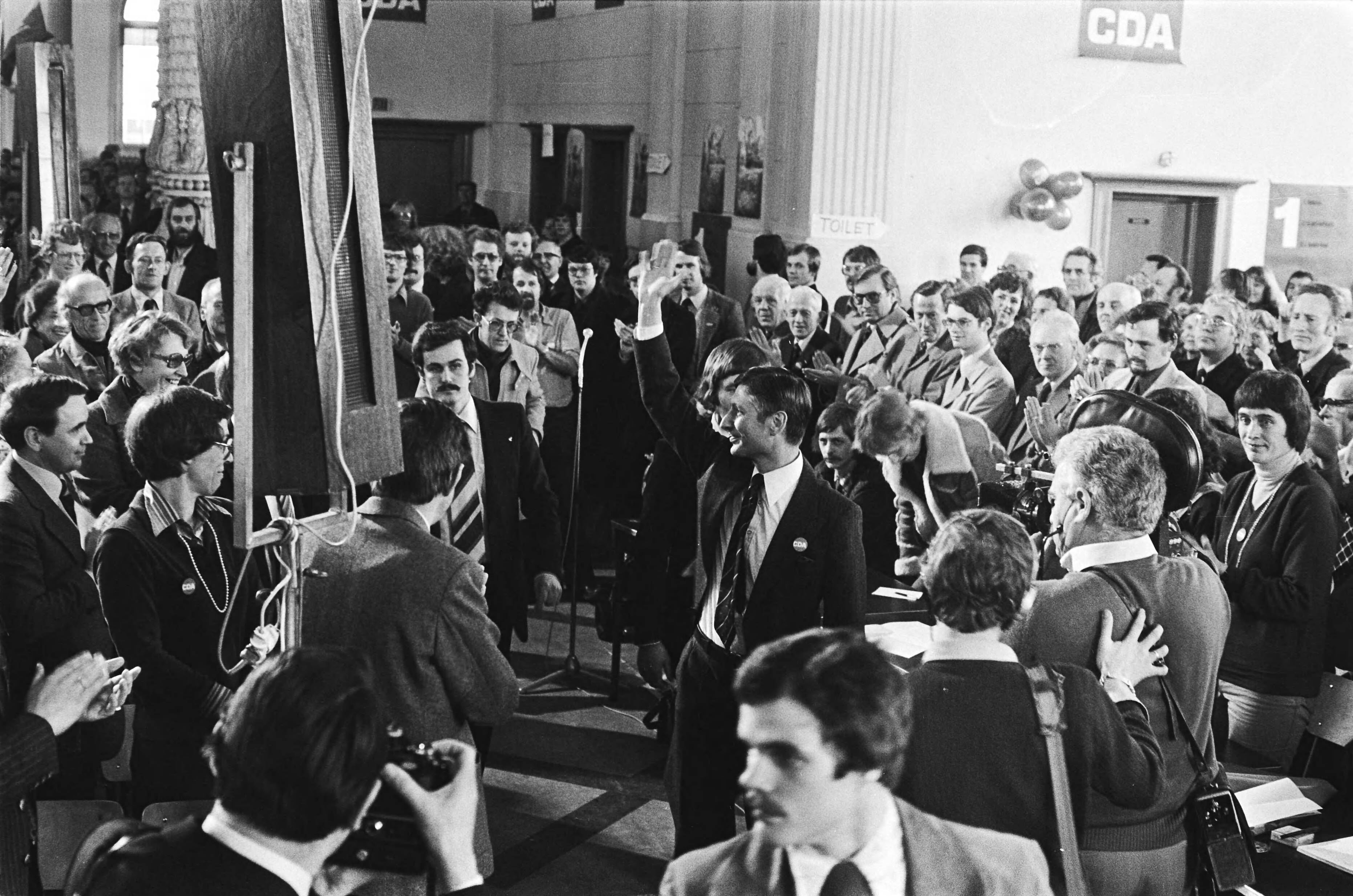 Fotocollectie Anefo — CDA verkiezingsbijeenkomst in Leeuwarden; Van Agt bij binnenkomst — Foto: Verhoeff, Bert / Anefo. Licentie: Set B: Rechtenvrij / Publiek Domein. Bron: Nationaal Archief. http://hdl.handle.net/10648/acaec612-d0b4-102d-bcf8-003048976d84