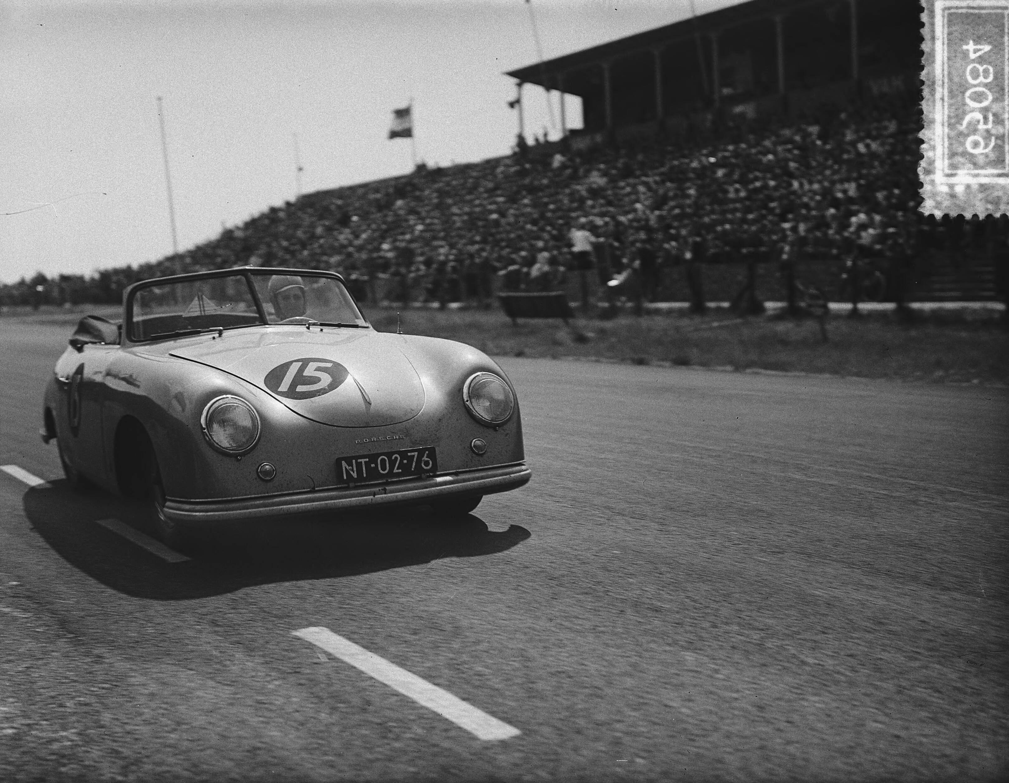 Fotocollectie Anefo — Nationale Sportwagenraces op het circuit van Zandvoort. Een Porsche met startnummer 15 — Foto: Bilsen, Joop van / Anefo. Licentie: Set B: Rechtenvrij / Publiek Domein. Bron: Nationaal Archief. http://hdl.handle.net/10648/a9233dca-d0b4-102d-bcf8-003048976d84