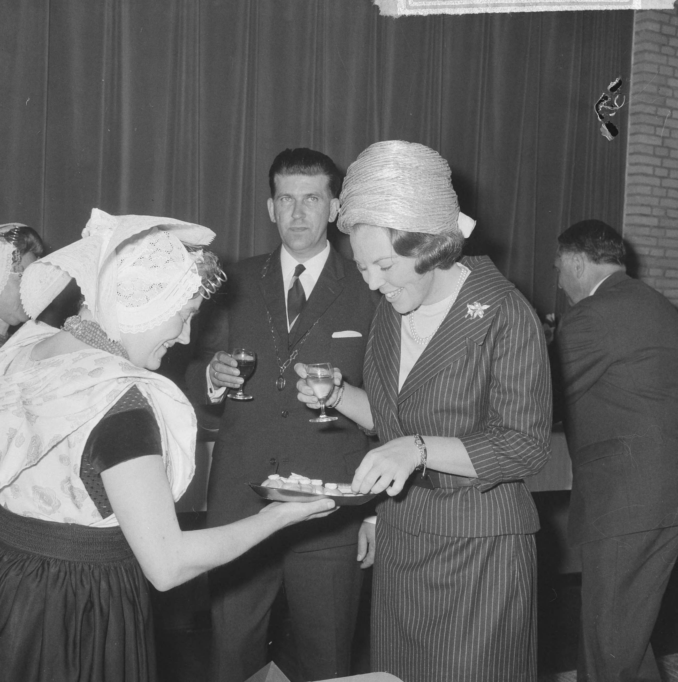 Fotocollectie Anefo — Prinses Beatrix was aanwezig bij de eerste steenlegging voor het jongerenontmoetingscentrum "Het Zilveren Schor" nabij Arnemuiden, prinses Beatrix neemt een glaasje sherry. Naast haar burgemeester A. Hack — Foto: Nijs, Jac. de / Anefo. Licentie: Set B: Rechtenvrij / Publiek Domein. Bron: Nationaal Archief. http://hdl.handle.net/10648/aaa1b97e-d0b4-102d-bcf8-003048976d84