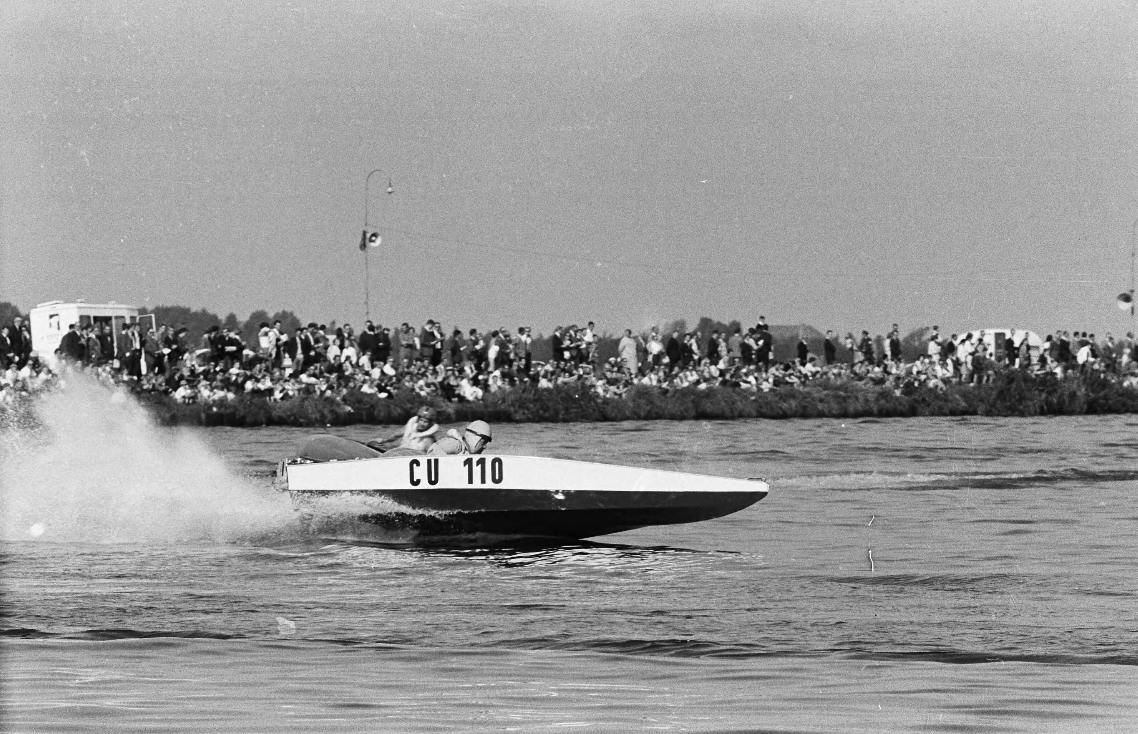 Fotocollectie Anefo — Europese kampioenschappen speedbootraces op het Noorder Buiten Spaarne te Haarlem. Op de voorgrond de Duitser Erich Canz (CU 110) — Foto: Pot, Harry / Anefo. Licentie: Set B: Rechtenvrij / Publiek Domein. Bron: Nationaal Archief. http://hdl.handle.net/10648/aa456fac-d0b4-102d-bcf8-003048976d84
