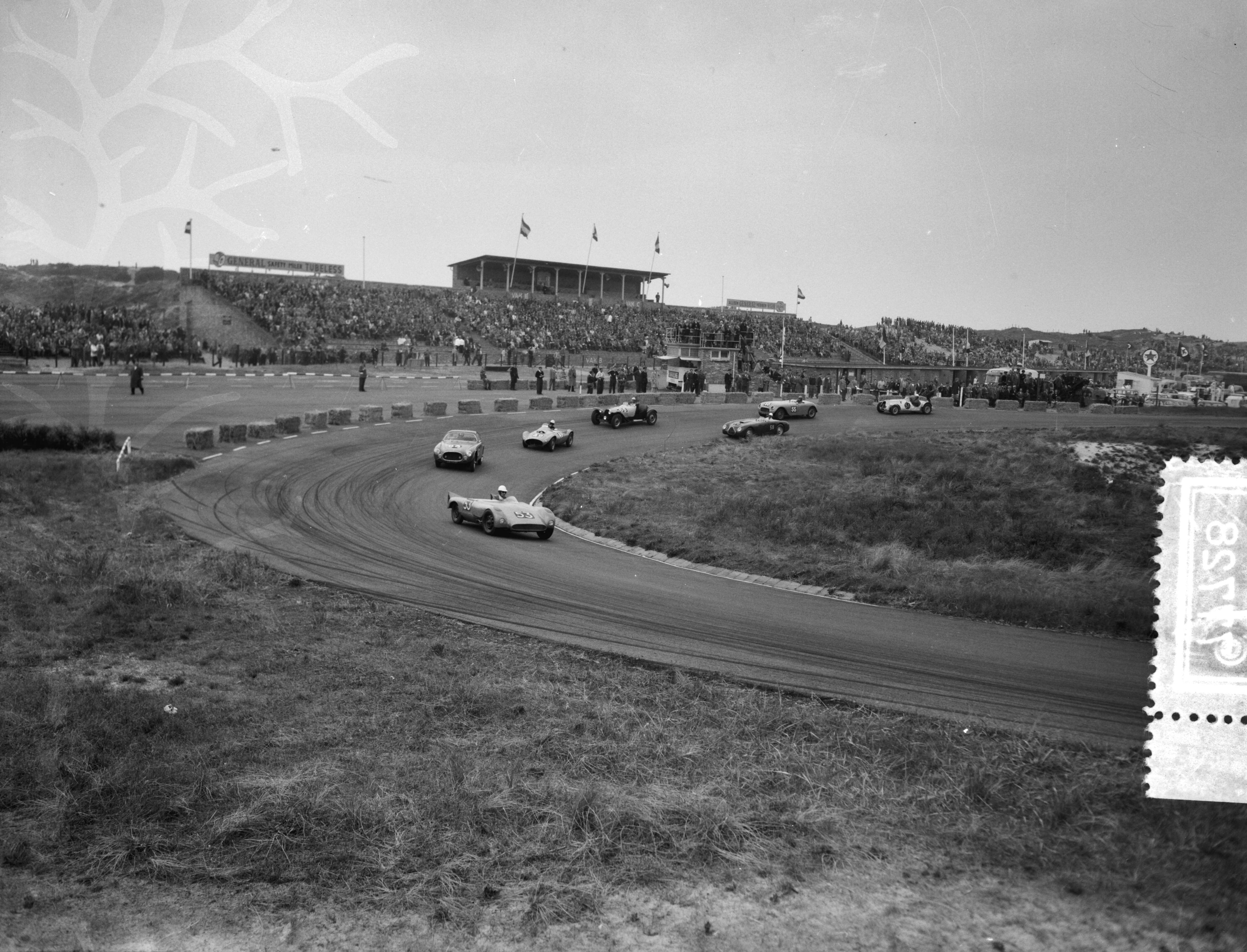 Fotocollectie Anefo — Nationale Sportwagenraces op het circuit van Zandvoort. De sportwagens in de klasse 1.100 tot 3.000 cc nemen in de bocht naar de Hunzerug. — Foto: Bilsen, Joop van / Anefo. Licentie: Set B: Rechtenvrij / Publiek Domein. Bron: Nationaal Archief. http://hdl.handle.net/10648/a948570e-d0b4-102d-bcf8-003048976d84