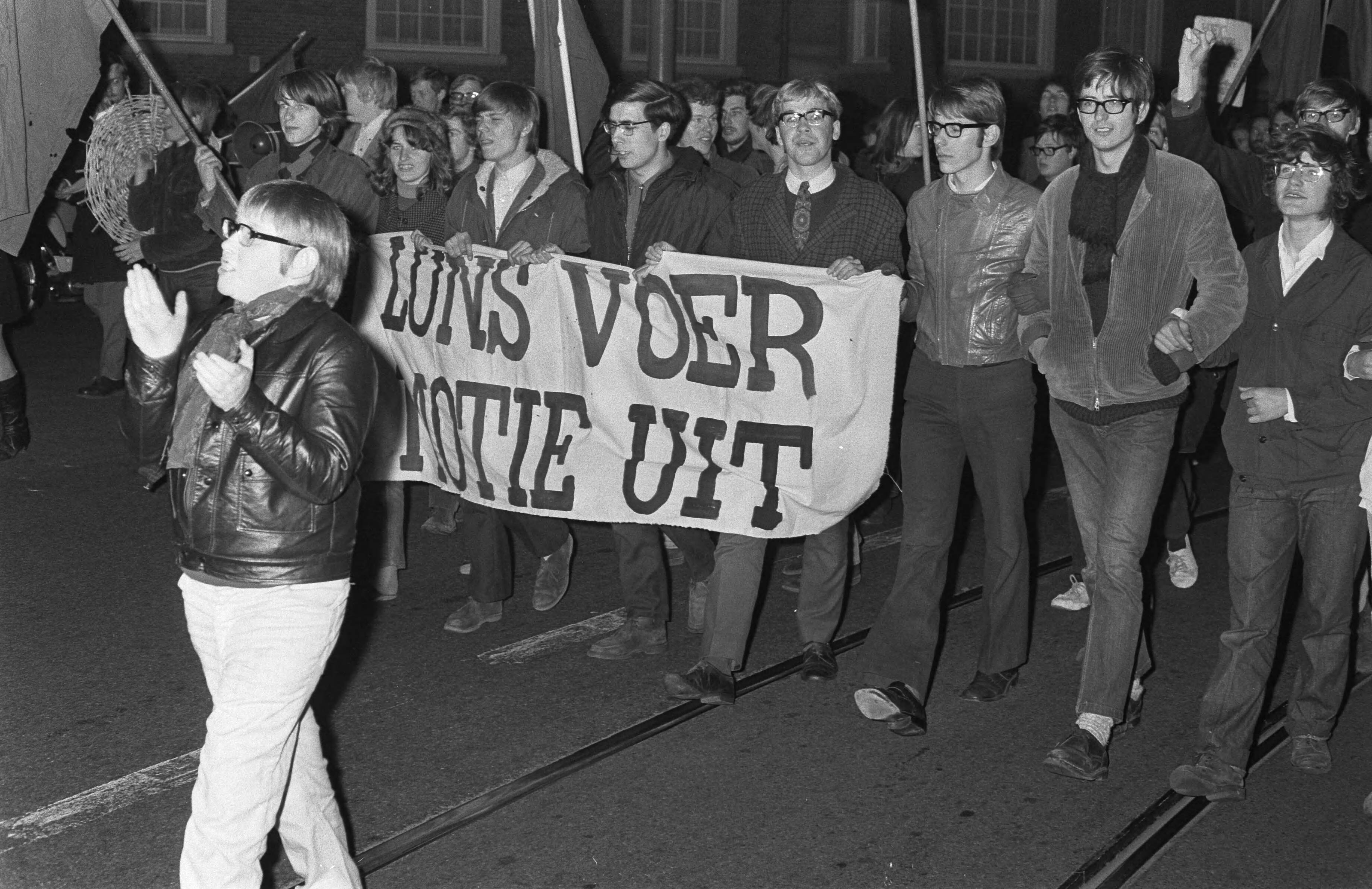 Fotocollectie Anefo — Demonstratie van plusminus 500 jongeren tegen bewind in Griekenland te Den Haag met politie te paard — Foto: Verhoeff, Bert / Anefo. Licentie: Set B: Rechtenvrij / Publiek Domein. Bron: Nationaal Archief. http://hdl.handle.net/10648/ab6615f8-d0b4-102d-bcf8-003048976d84